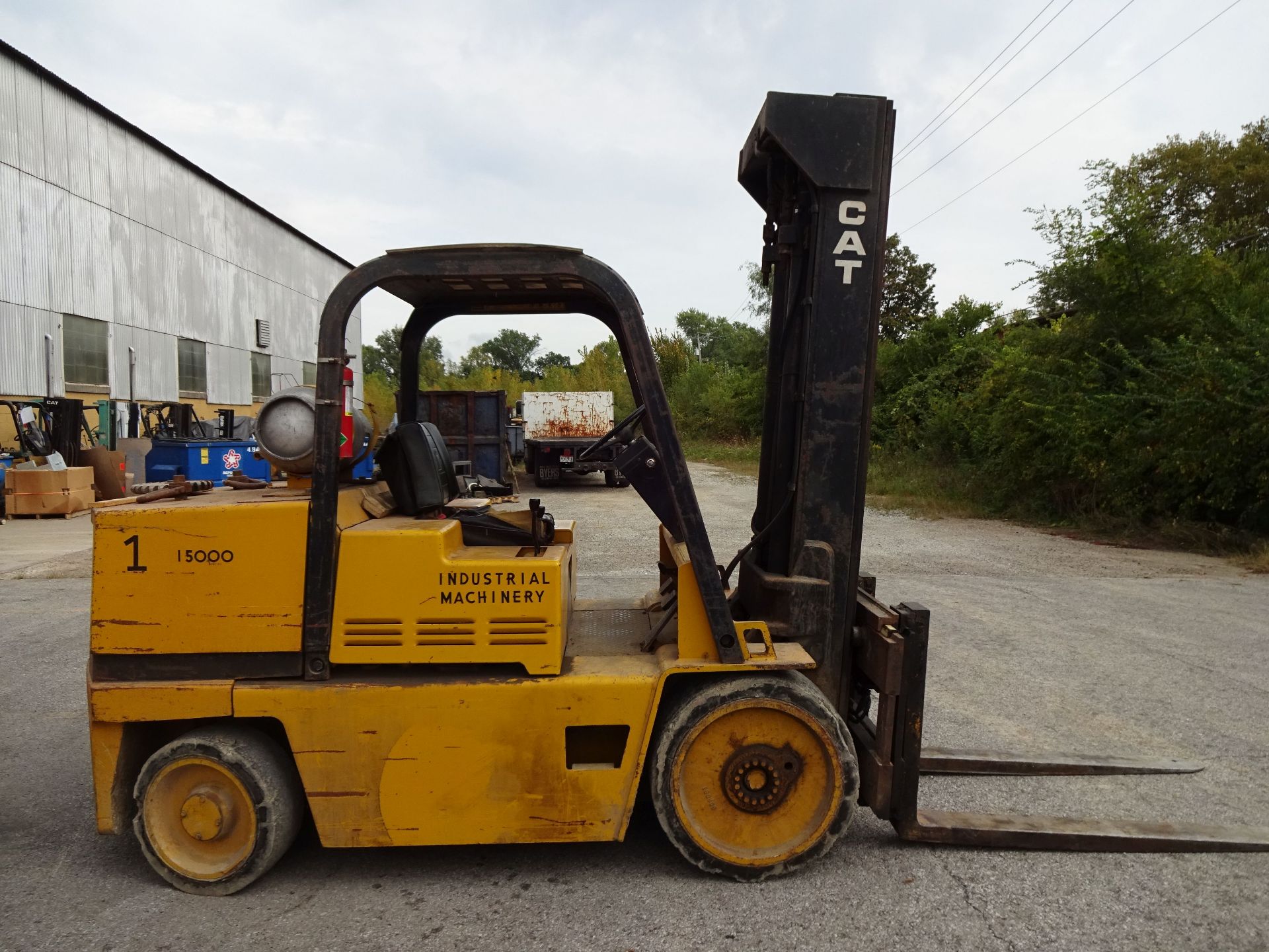 15,000 LB. CATERPILLAR MODEL T150D LP GAS CUSHION TIRE LIFT TRUCK; S/N 5MB01354, 3-STAGE MAST, - Image 4 of 9