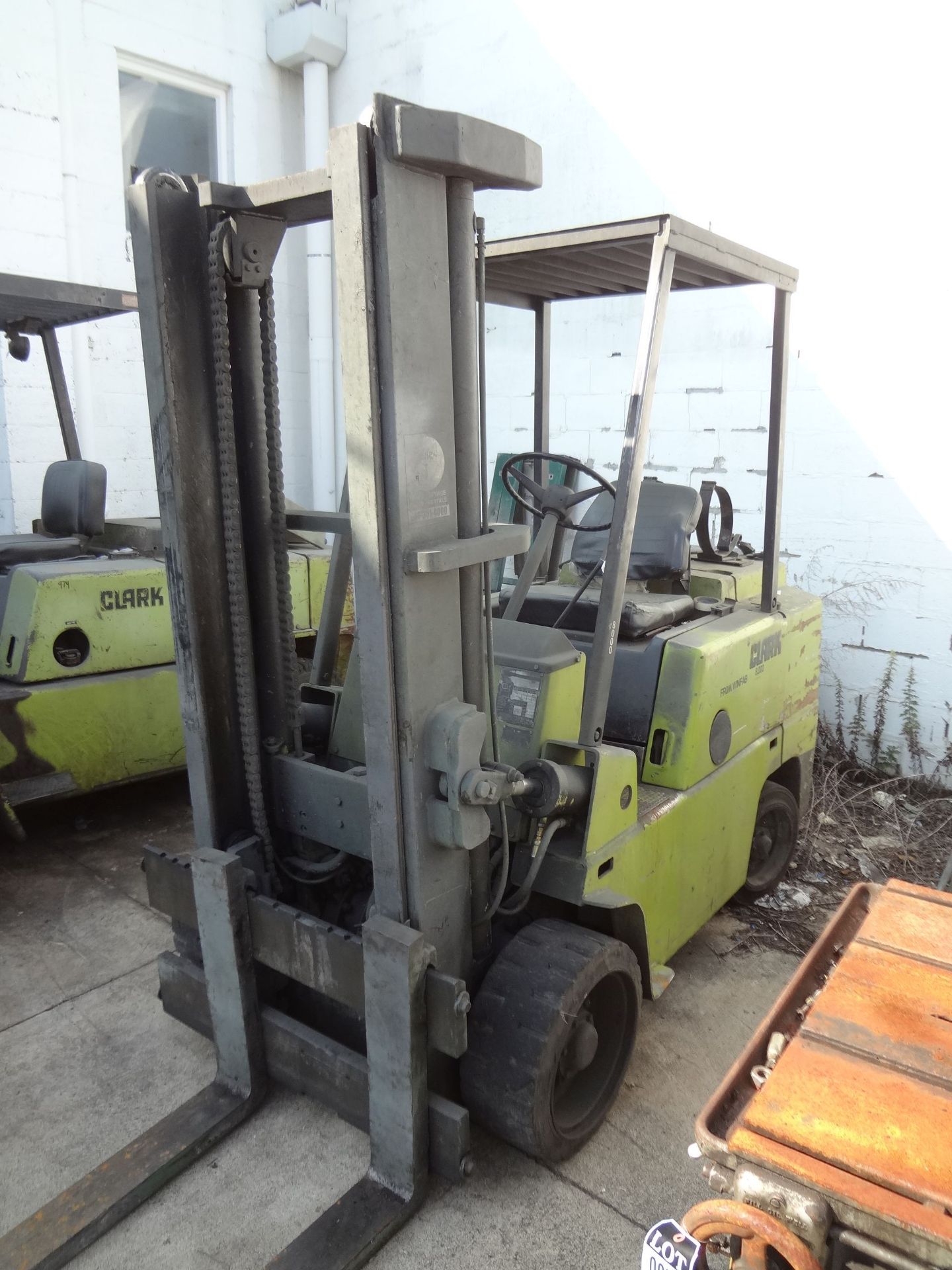 8,000 LB. CLARK MODEL C500-S80 LP GAS SOLID TIRE LIFT TRUCK; S/N 685-0084-7415KOF, 2 STAGE MAST, 90"