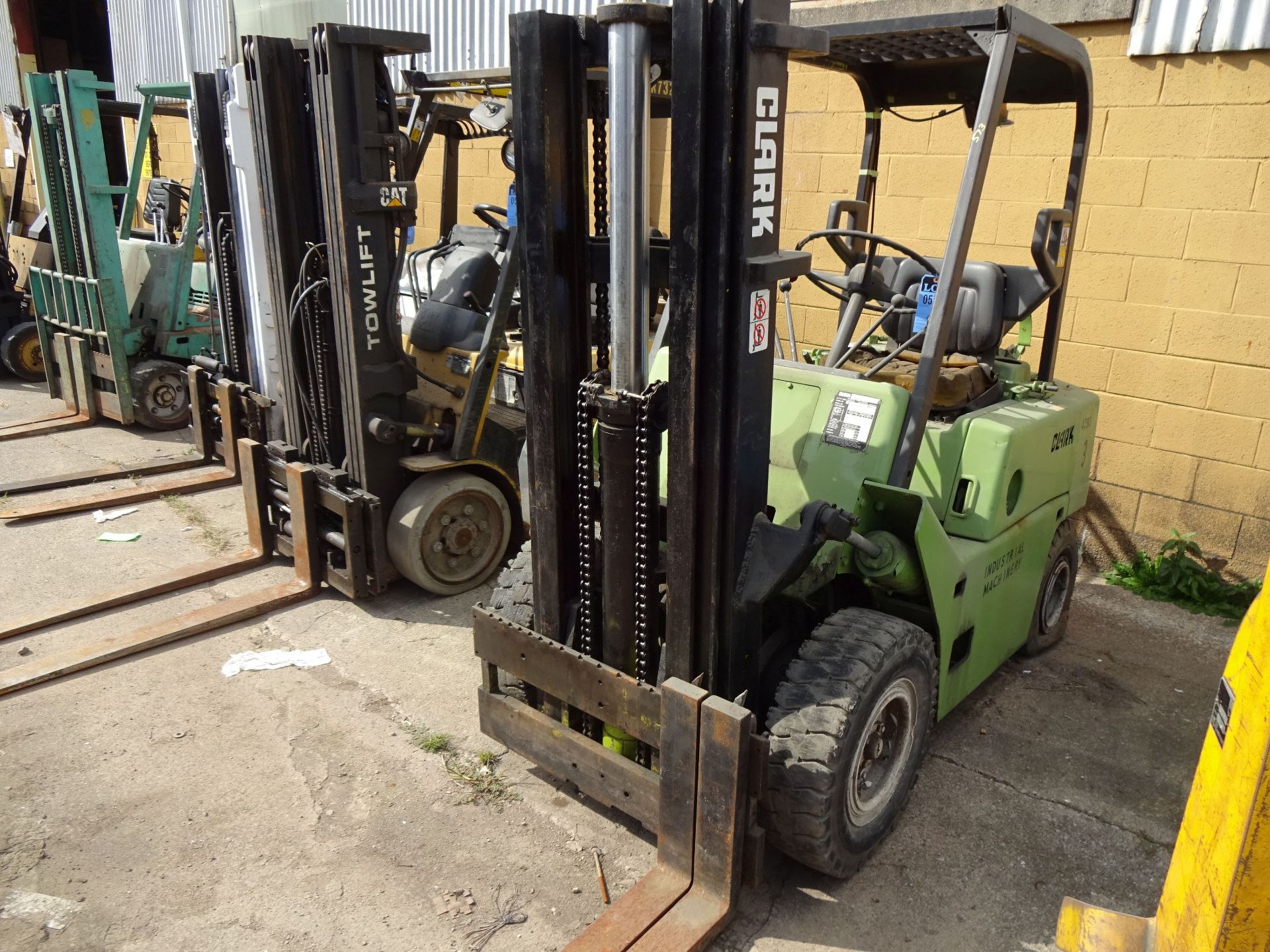 4,250 LB. CLARK MODEL C500Y45 LP GAS CUSHION TIRE LIFT TRUCK; S/N Y-355-532-252, 3 STAGE MAST, 78"