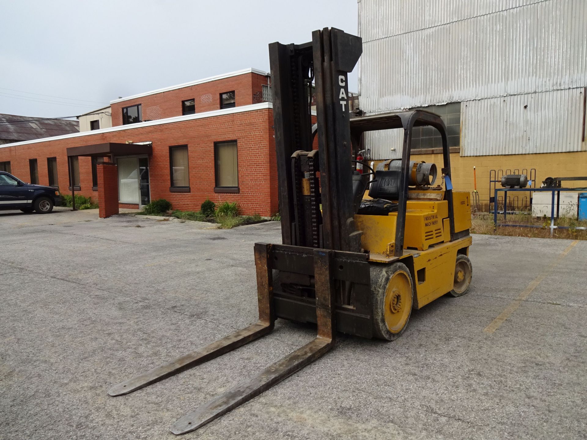 15,000 LB. CATERPILLAR MODEL T150D LP GAS CUSHION TIRE LIFT TRUCK; S/N 5MB01354, 3-STAGE MAST,