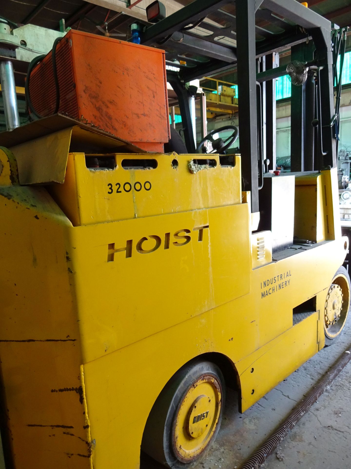32,000 LB. HOIST MODEL FKE16 SOLID TIRE ELECTRIC LIFT TRUCK; S/N 21447, 2-STAGE MAST, 98" LIFT, 112" - Image 3 of 6