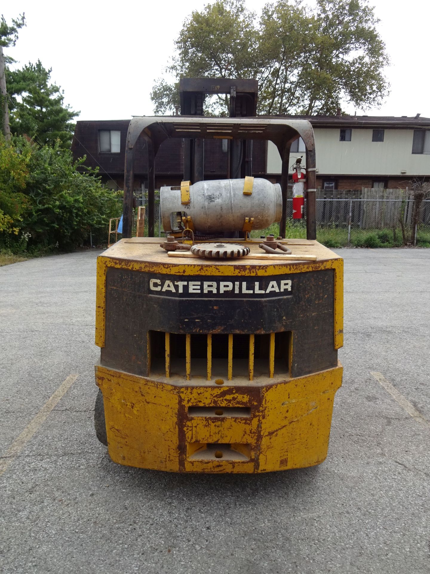 15,000 LB. CATERPILLAR MODEL T150D LP GAS CUSHION TIRE LIFT TRUCK; S/N 5MB01354, 3-STAGE MAST, - Image 5 of 9