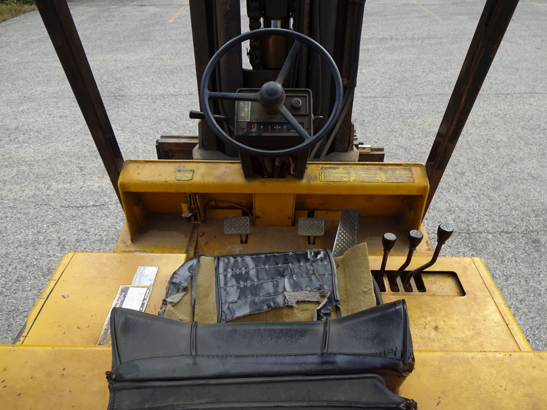 15,000 LB. CATERPILLAR MODEL T150D LP GAS CUSHION TIRE LIFT TRUCK; S/N 5MB01354, 3-STAGE MAST, - Image 7 of 9
