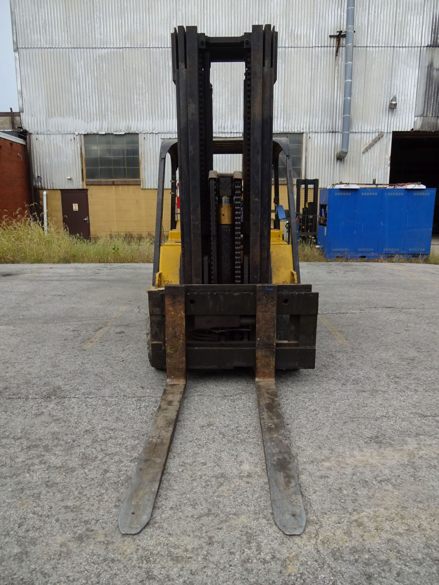 15,000 LB. CATERPILLAR MODEL T150D LP GAS CUSHION TIRE LIFT TRUCK; S/N 5MB01354, 3-STAGE MAST, - Image 2 of 9