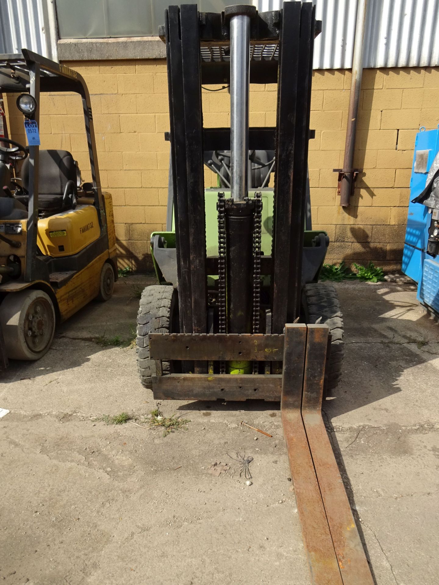 4,250 LB. CLARK MODEL C500Y45 LP GAS CUSHION TIRE LIFT TRUCK; S/N Y-355-532-252, 3 STAGE MAST, 78" - Image 2 of 7