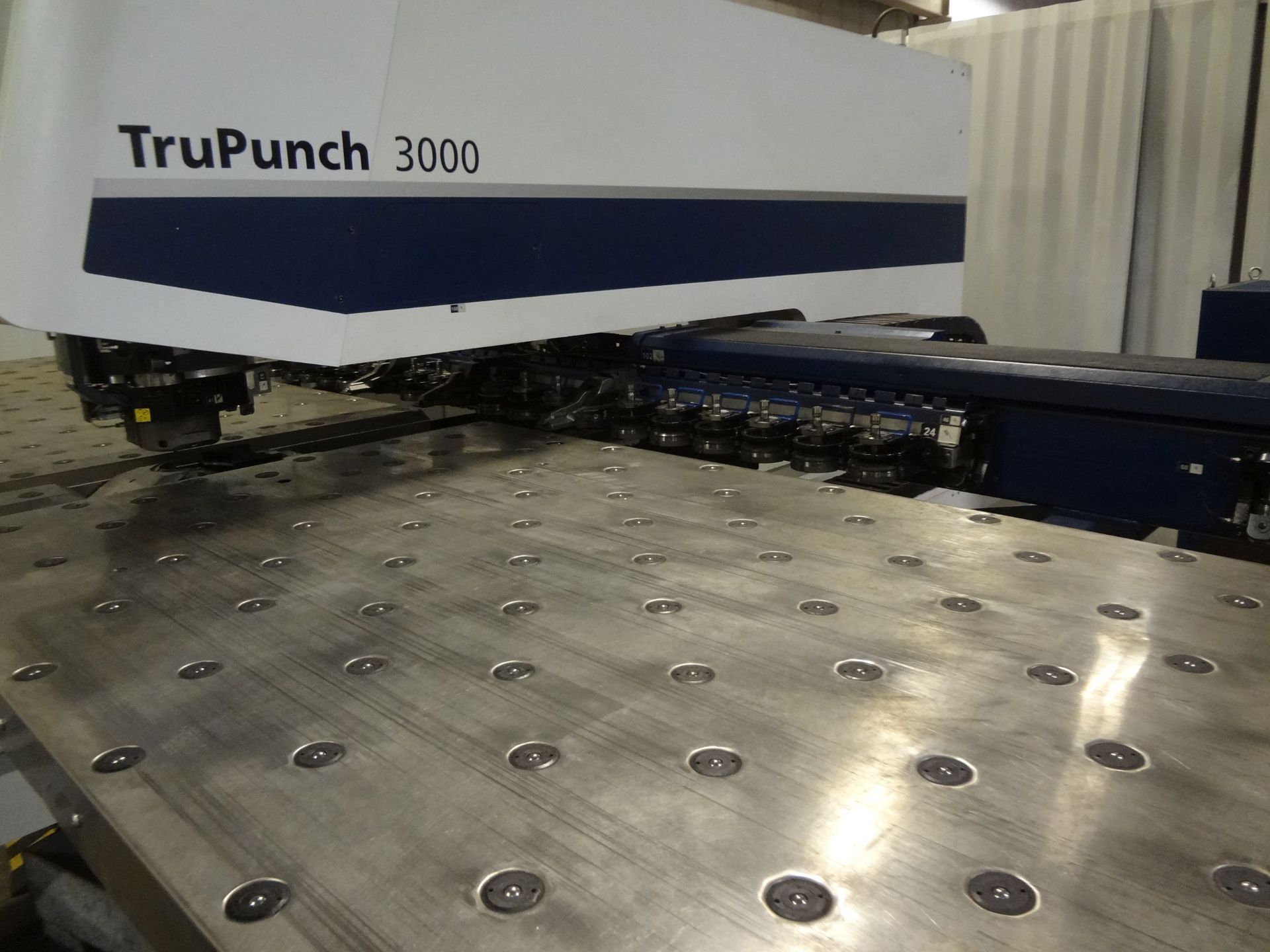 20 TON TRUMPF TRUPUNCH 3000 SINGLE END CNC PUNCH; S/N A0035A0124, (20) STATIONS WITH (3) SHEET - Image 7 of 17