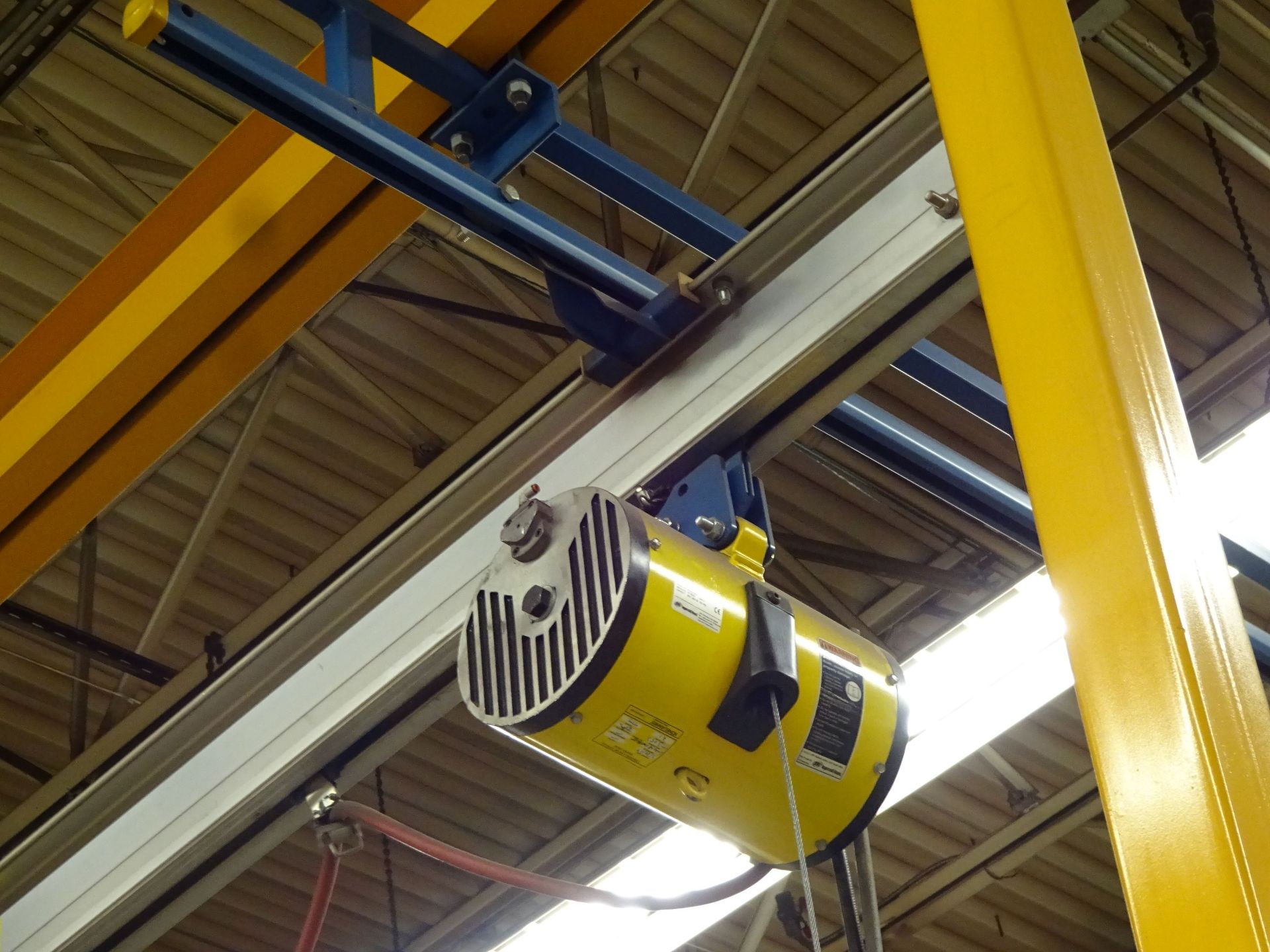 250 LB. X 43' (APPROX.) GORBEL CEILING HUNG 2-SPAN CRANE WITH 92) 200 LB. INGERSOLL RAND PNEUMATIC - Image 3 of 10