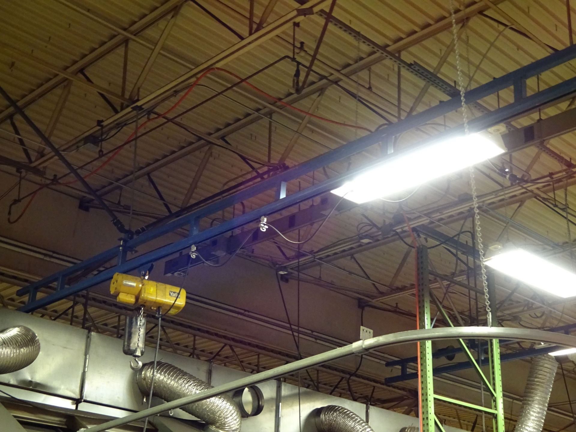 500 LB. X 20' (APPROX.) GORBEL CEILING HUNG TROLLEY TYPE CRANE WITH 500 LB. YALE ELECTRI CHAIN - Image 3 of 3