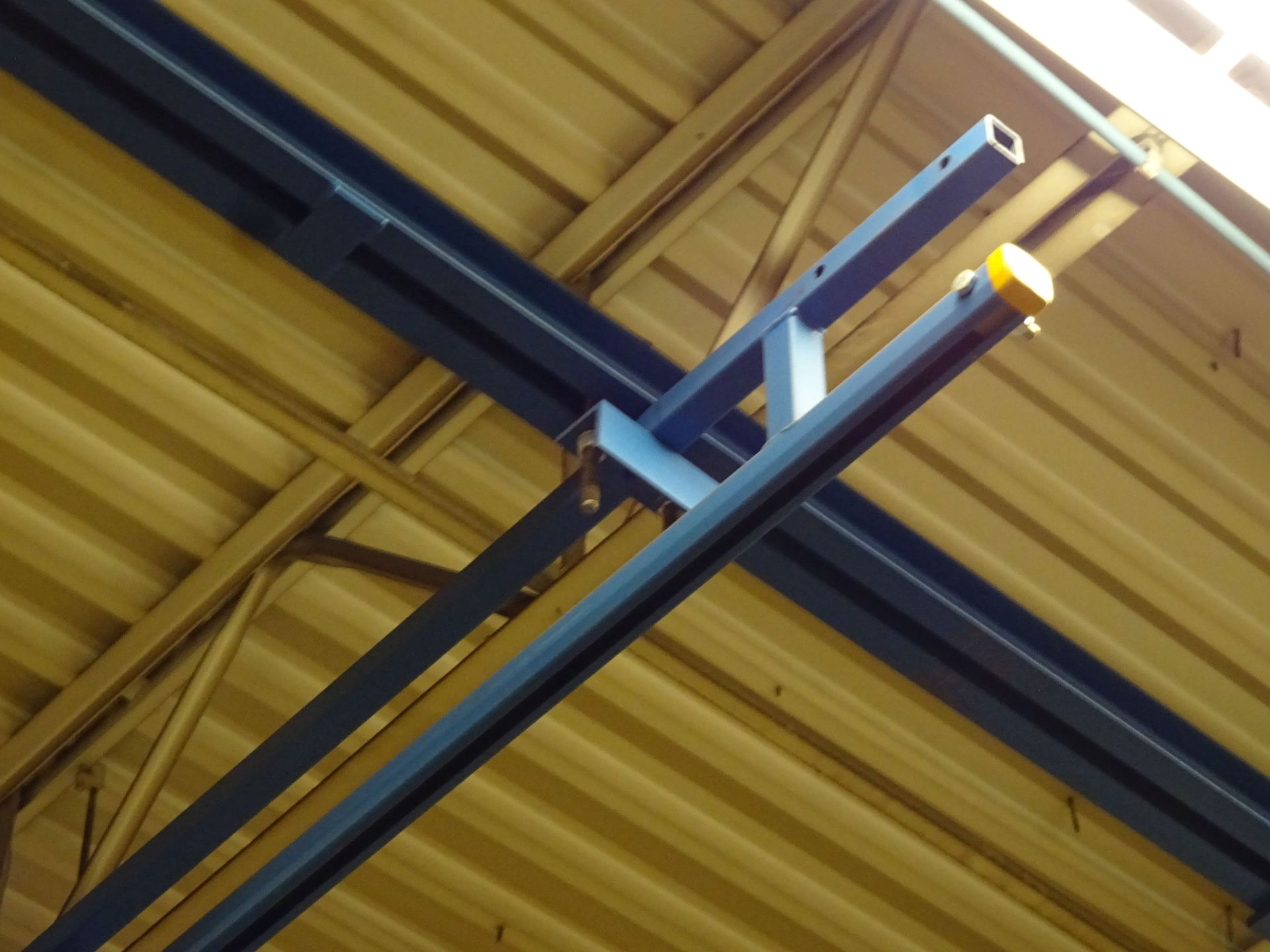 250 LB. X 20' (APPROX.) GORBEL FREE STANDING OVERHEAD CRANE WITH 250 LB. HARRINGTON ELECTRIC CHAIN - Image 2 of 5