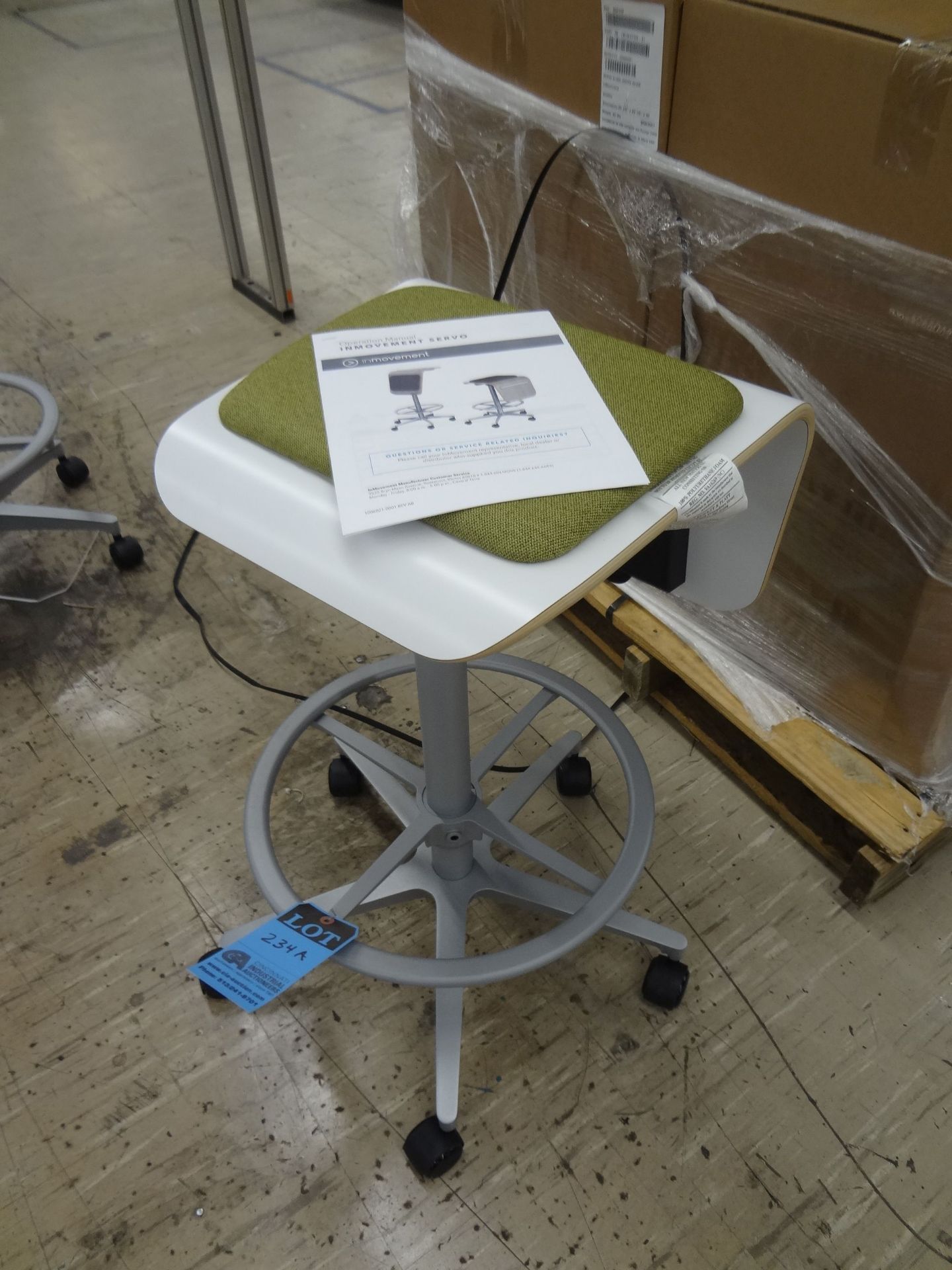 INMOVEMENT SERVO STOOL / WORKSPACE