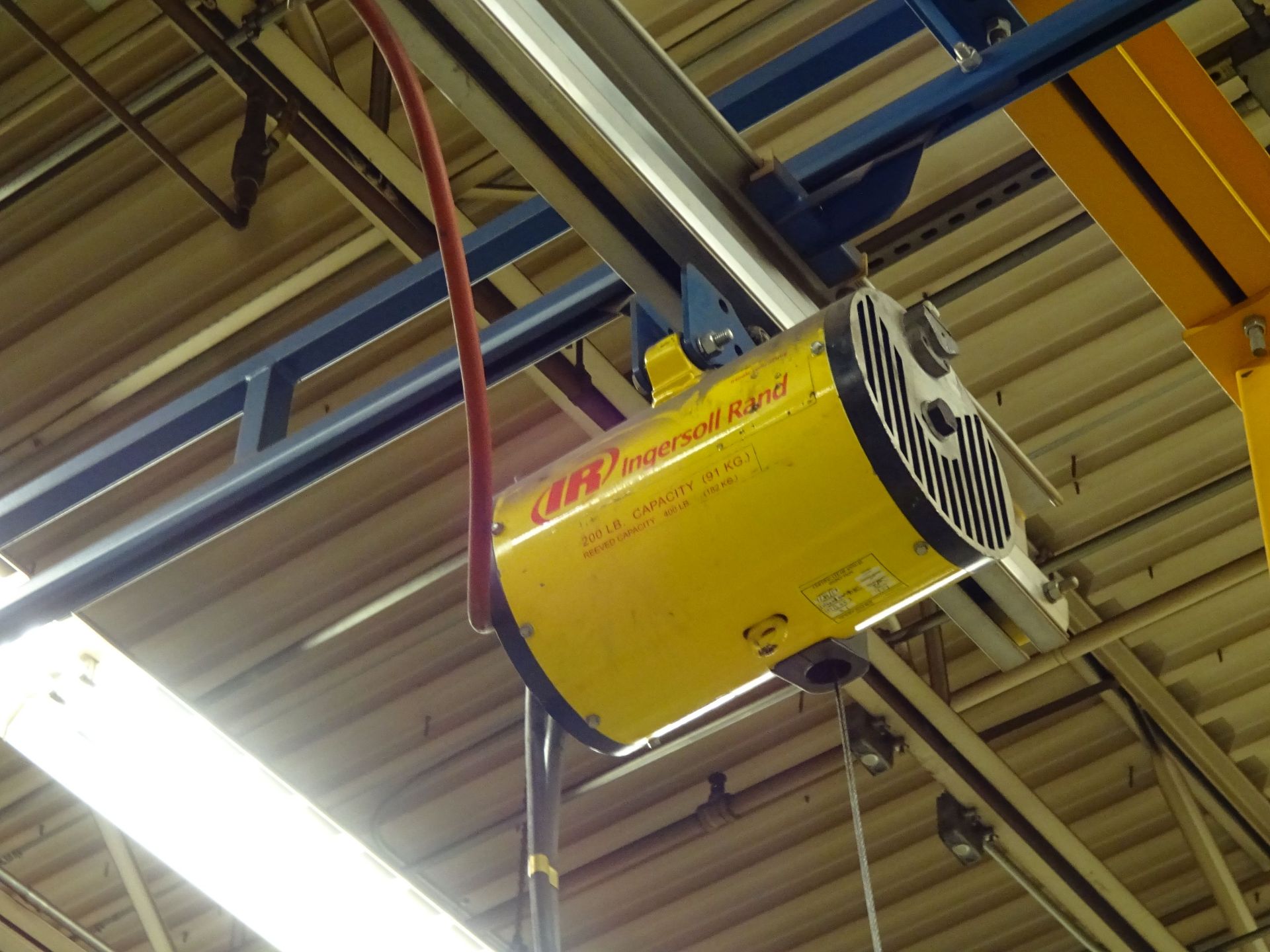 250 LB. X 43' (APPROX.) GORBEL CEILING HUNG 2-SPAN CRANE WITH 92) 200 LB. INGERSOLL RAND PNEUMATIC - Image 2 of 10