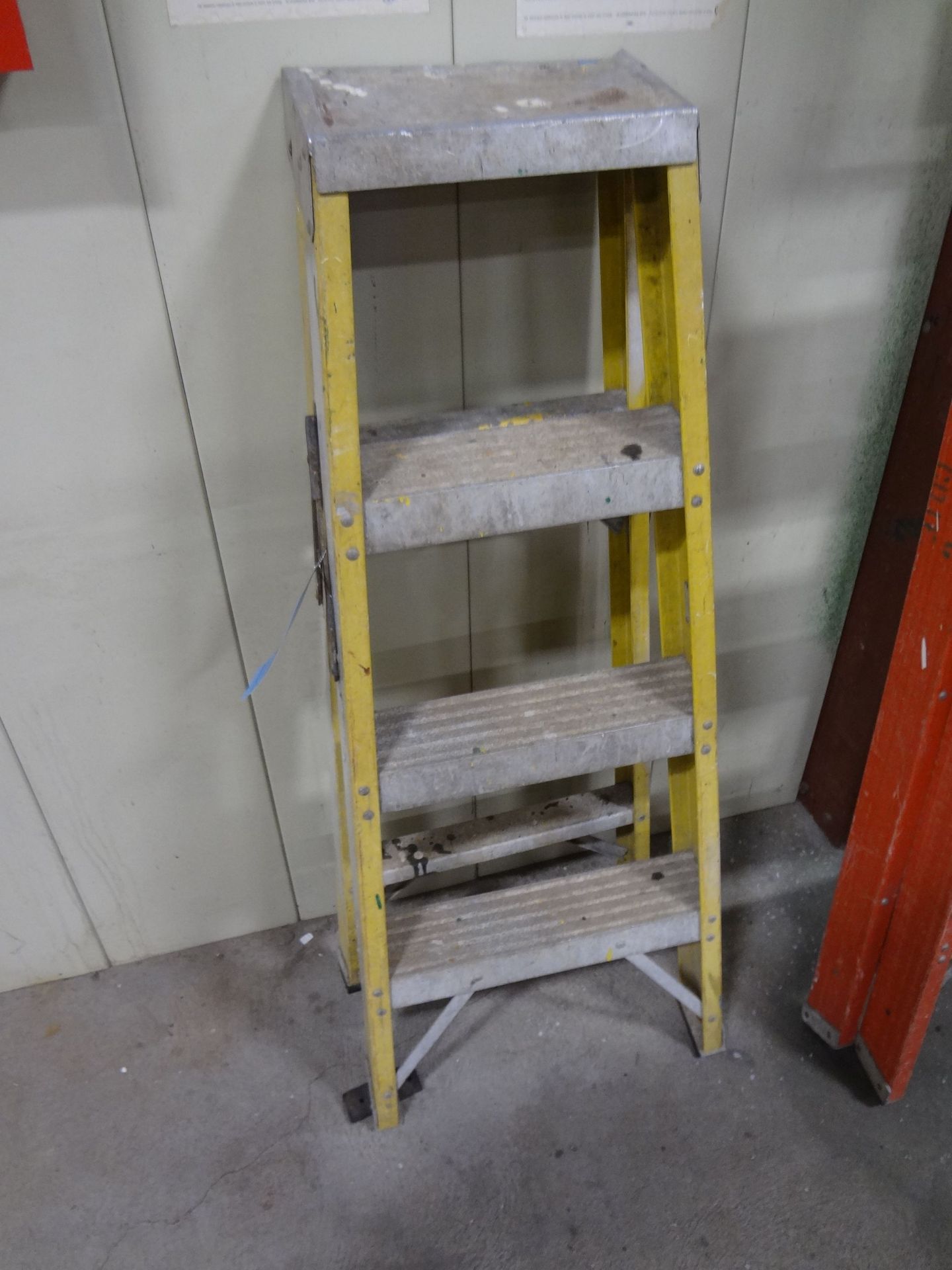 4' FIBERGLASS LADDER