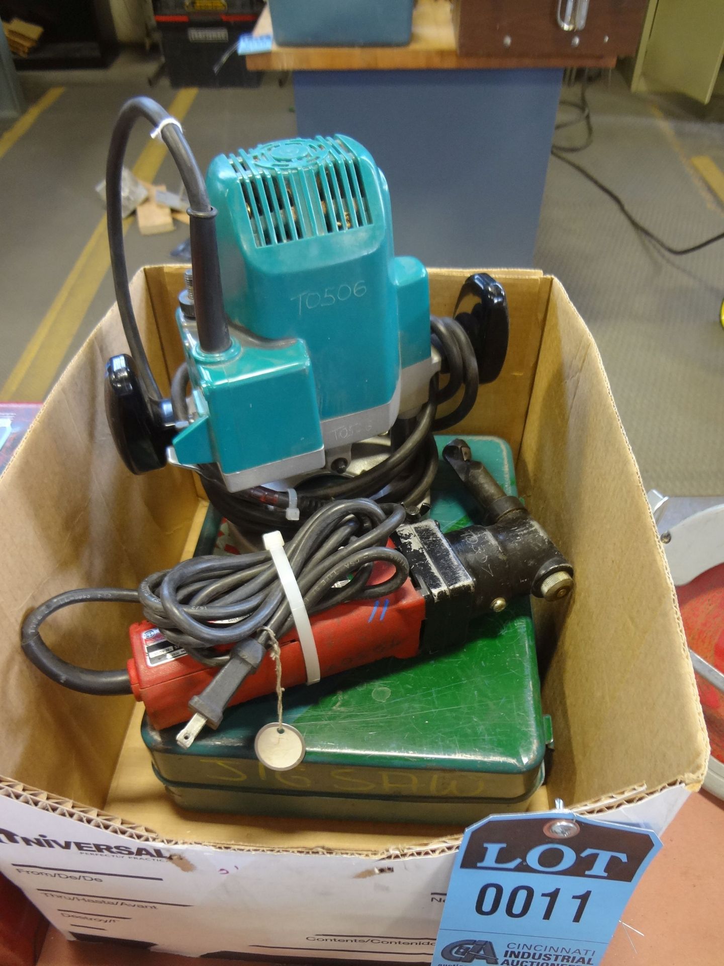 (LOT) MISCELLANEOUS ELECTRIC POWER TOOLS WITH MAKITA MODEL 3612BR ROUTER, MILWAUKEE 16 GA. NIBBLER