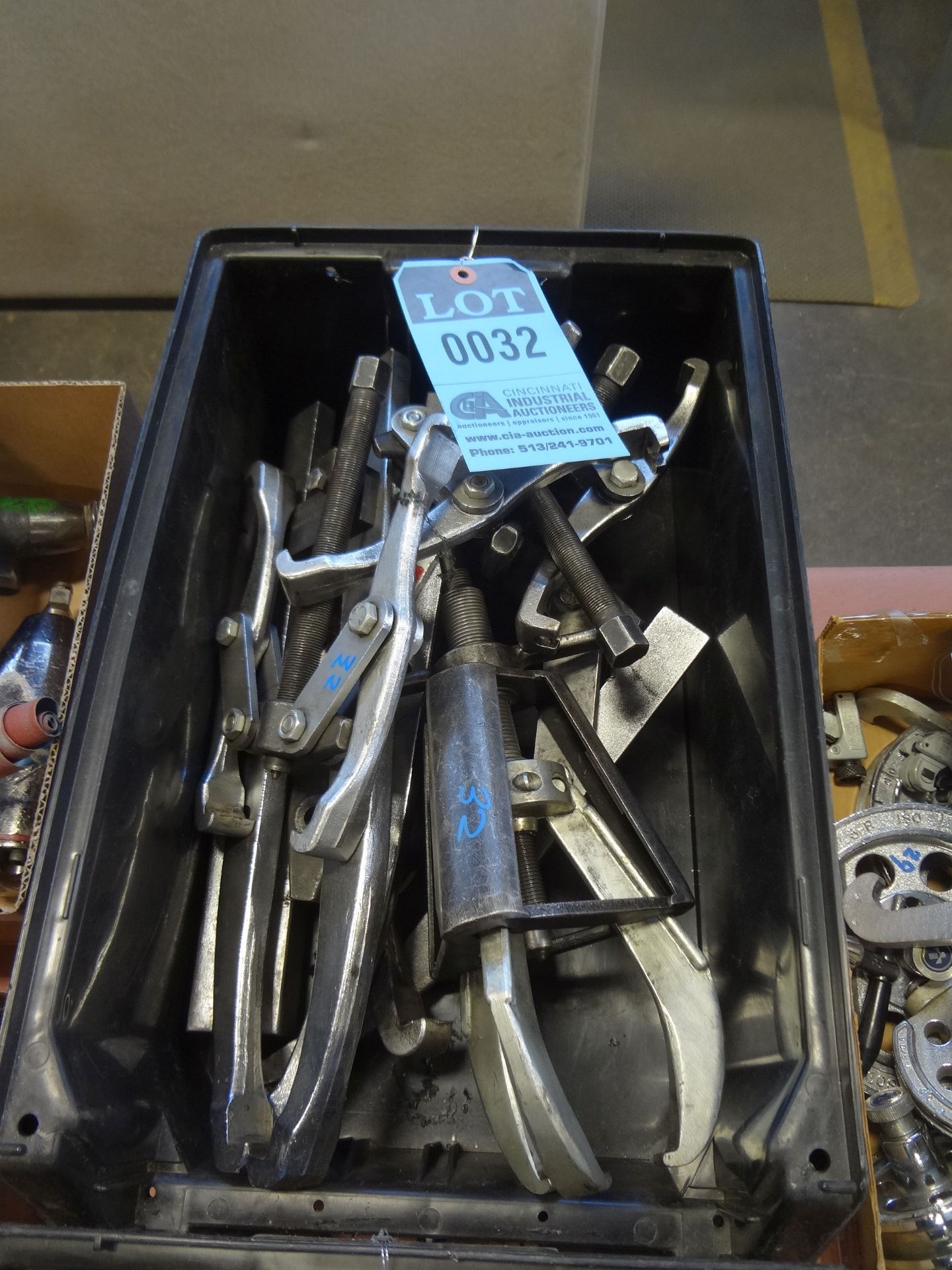 (LOT) MISCELLANEOUS GEAR PULLERS