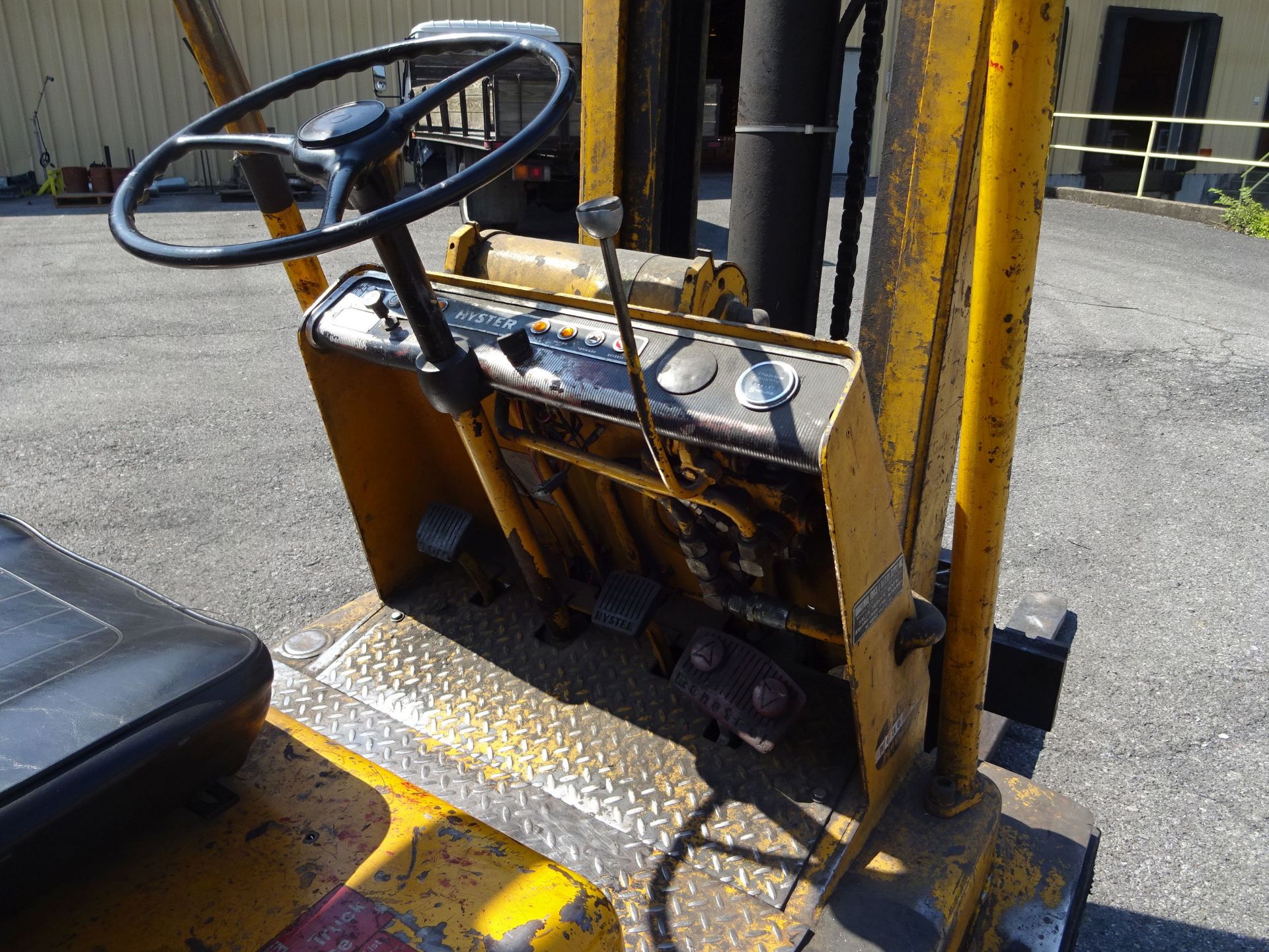 10,000 LB. HYSTER MODEL S100B LP GAS SOLID TIRE LIFT TRUCK; S/N A173885K, 96" TWO-STAGE MAST, 5' - Image 5 of 6