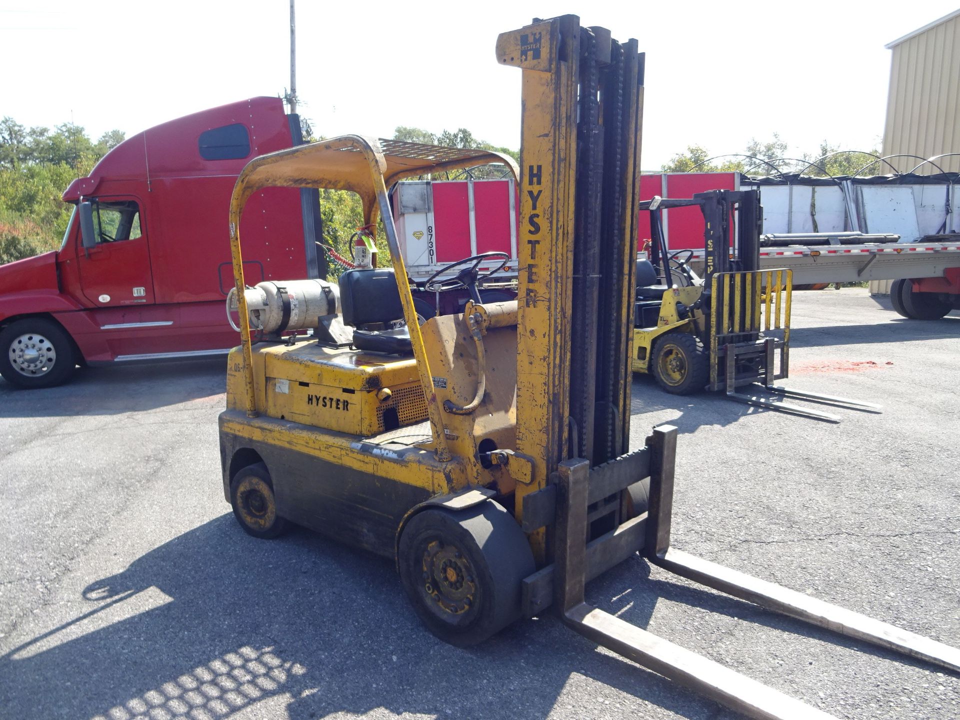 10,000 LB. HYSTER MODEL S100B LP GAS SOLID TIRE LIFT TRUCK; S/N A173885K, 96" TWO-STAGE MAST, 5' - Image 3 of 6