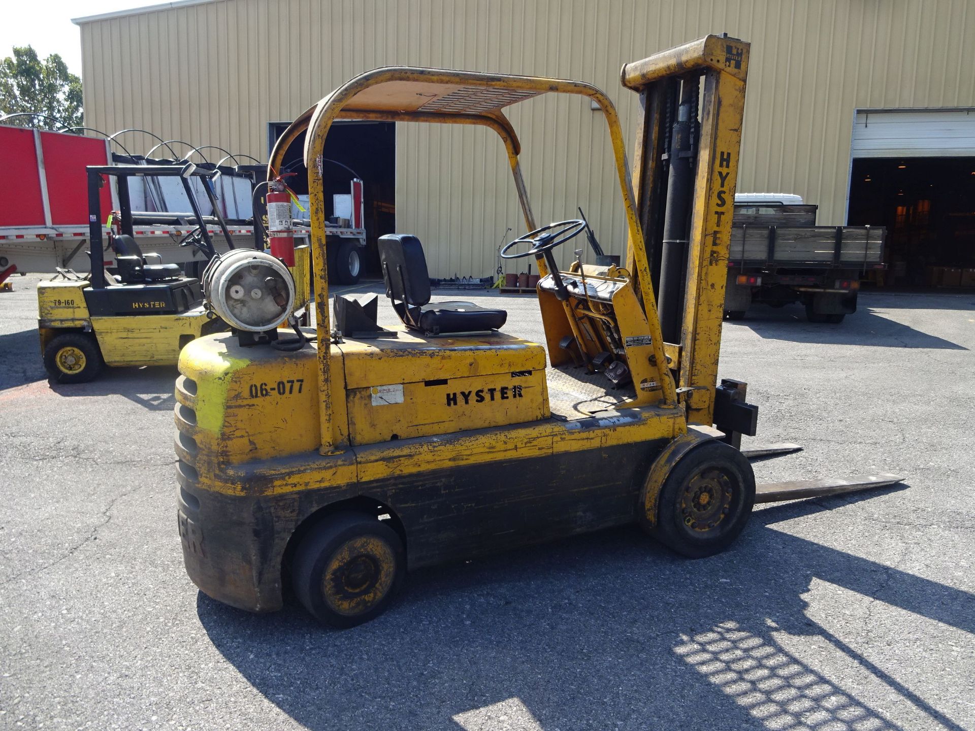 10,000 LB. HYSTER MODEL S100B LP GAS SOLID TIRE LIFT TRUCK; S/N A173885K, 96" TWO-STAGE MAST, 5' - Image 4 of 6