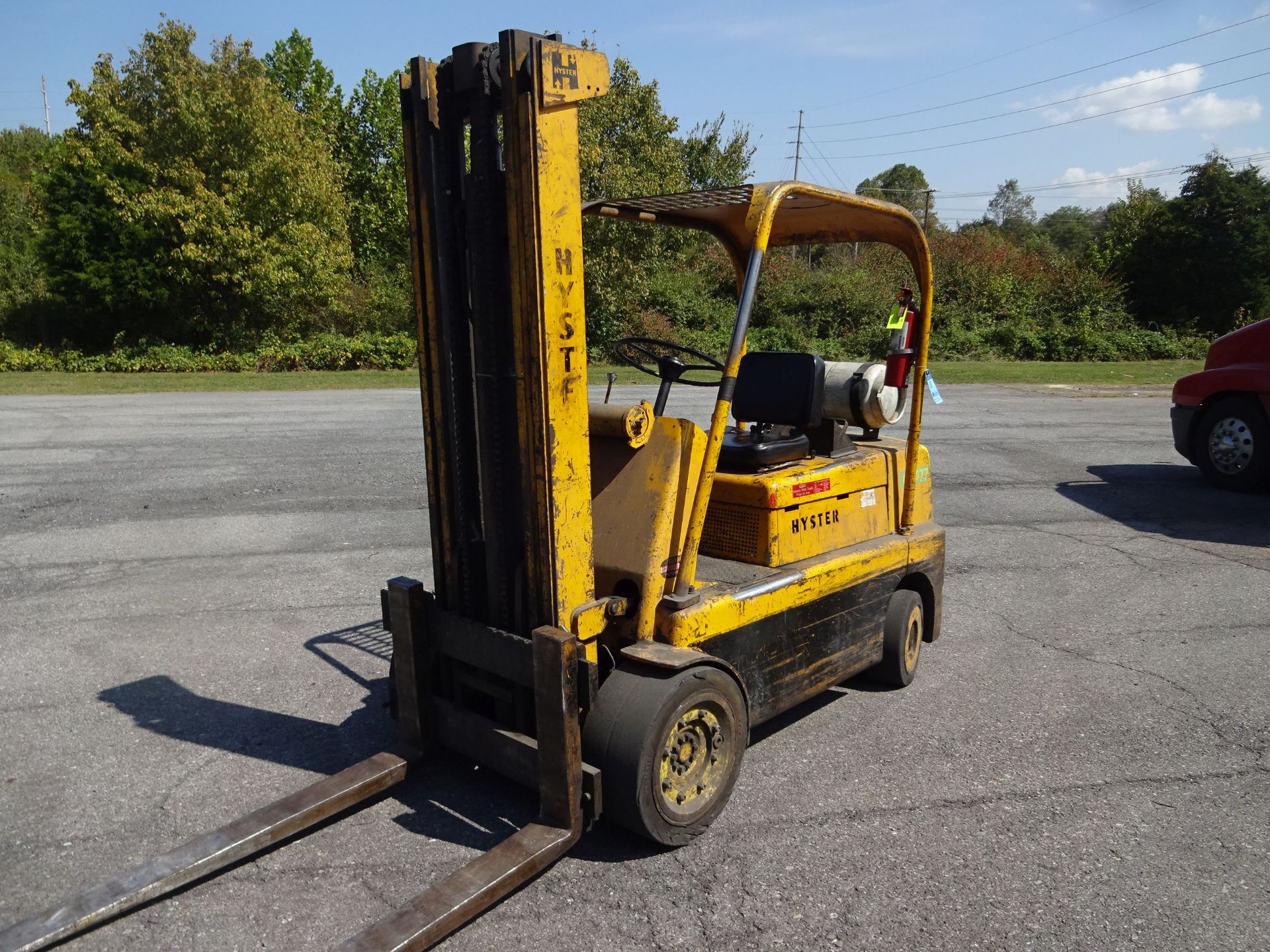10,000 LB. HYSTER MODEL S100B LP GAS SOLID TIRE LIFT TRUCK; S/N A173885K, 96" TWO-STAGE MAST, 5' - Image 2 of 6
