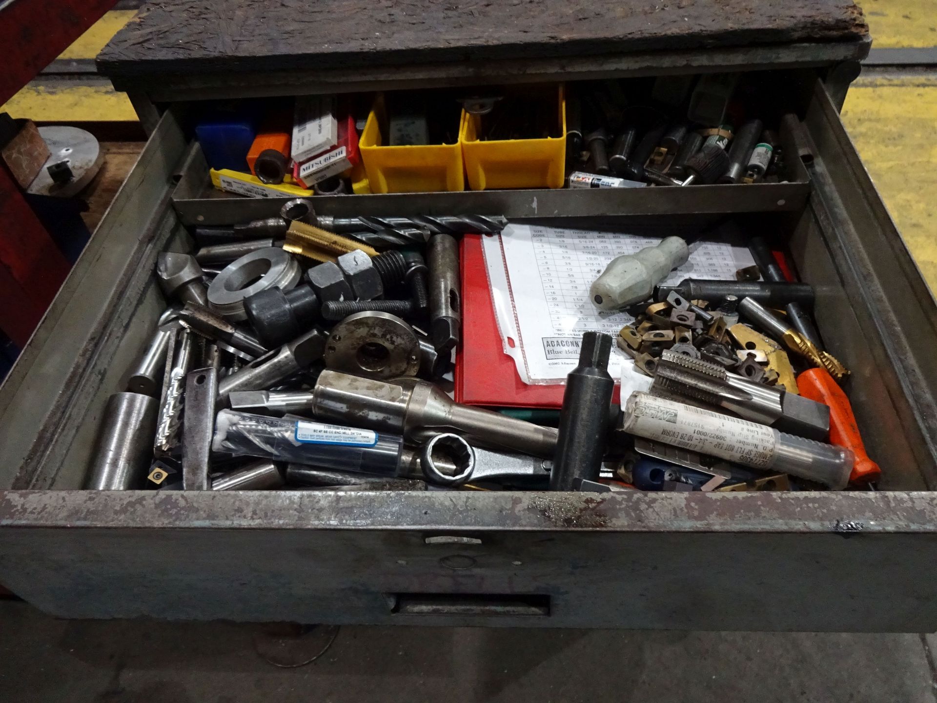 CONTENTS OF TABLE AND CART INCLUDING (25) 40 TAPER TOOL HOLDERS WITH TOOLING, HOLD DOWNS, CUTTING - Image 5 of 7