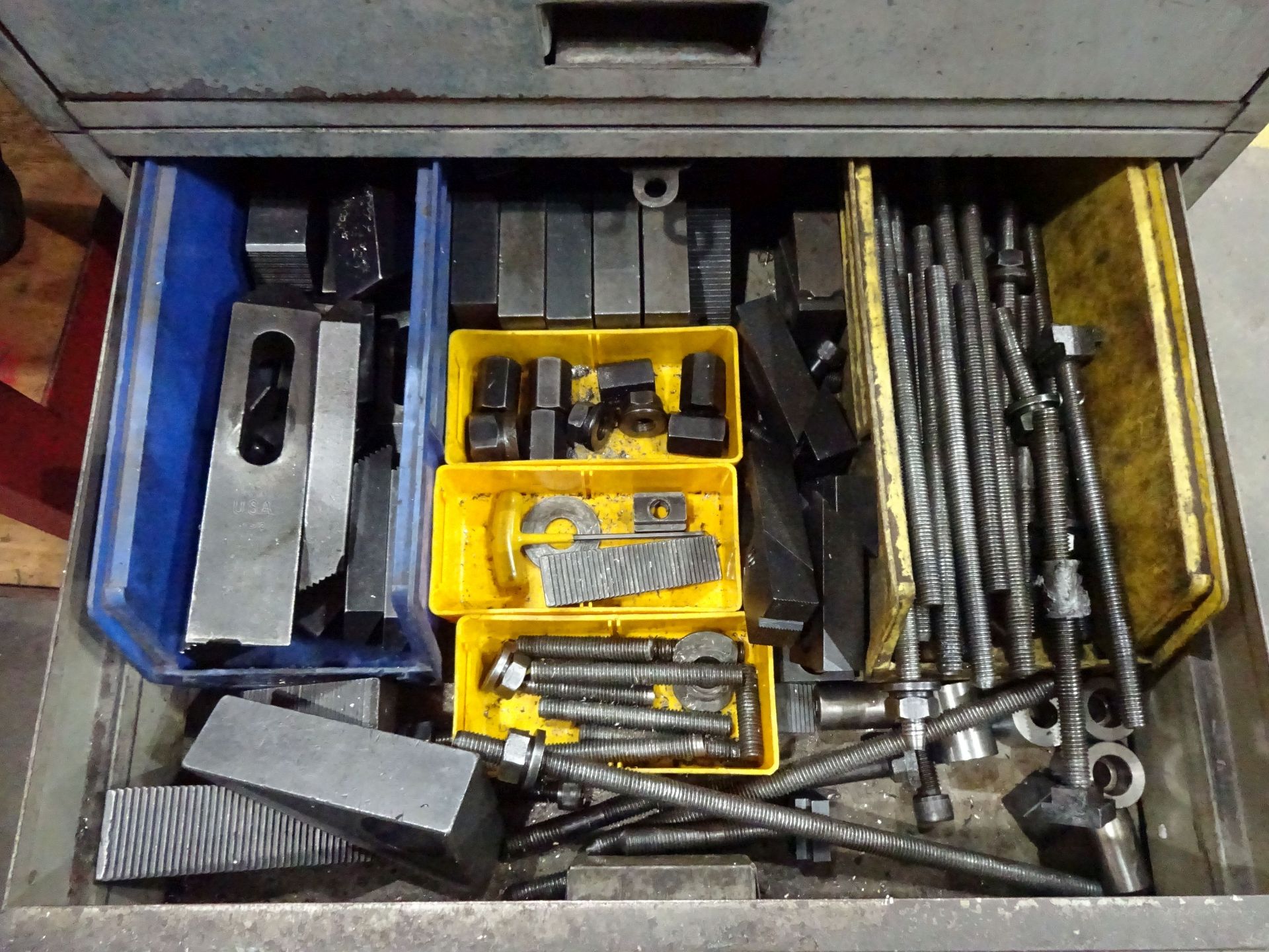 CONTENTS OF TABLE AND CART INCLUDING (25) 40 TAPER TOOL HOLDERS WITH TOOLING, HOLD DOWNS, CUTTING - Image 6 of 7