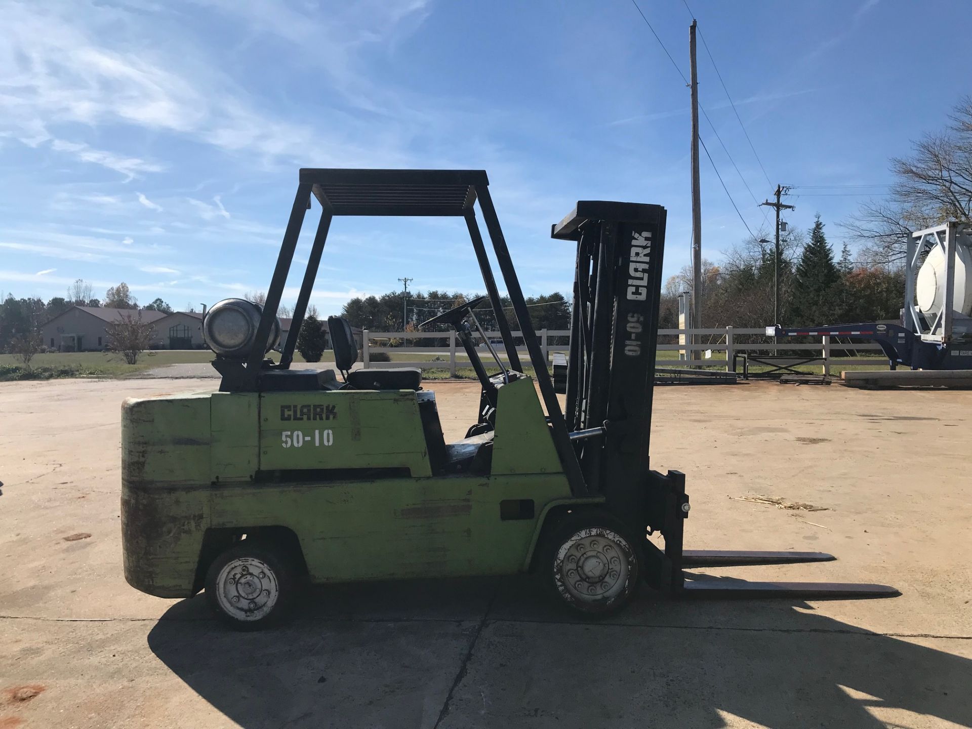 13,500 LB. CLARK MODEL C500-135 LP GAS SOLID TIRE LIFT TRUCK; S/N 910-10-6365, SIDE SHIFT, 48" FORKS - Image 3 of 6