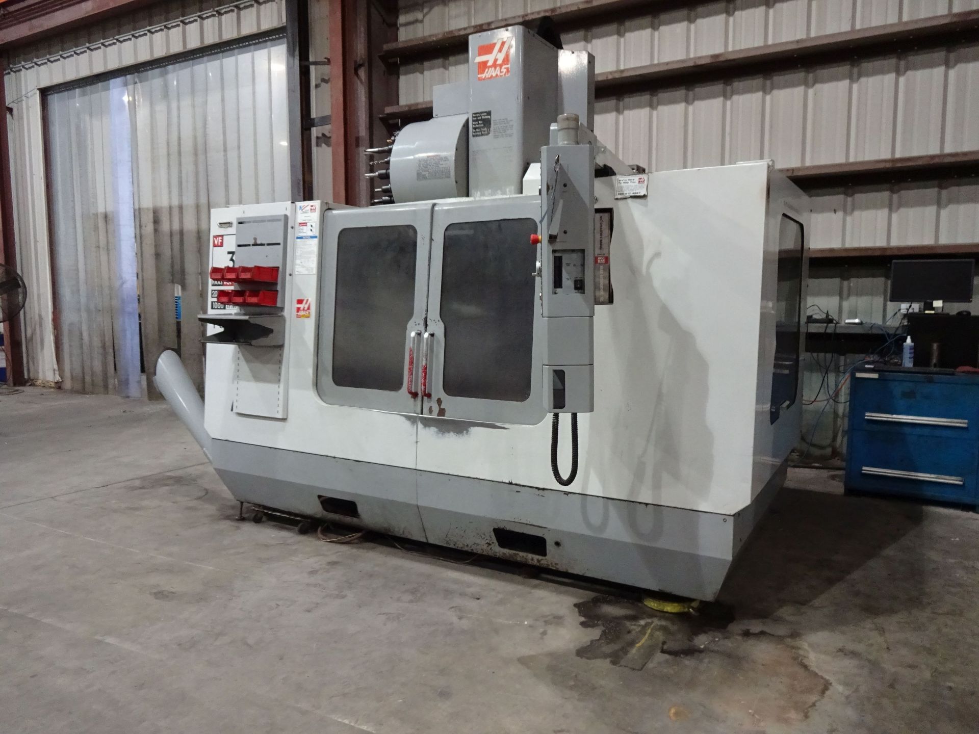 2005 HAAS MODEL VF-3B CNC VERTICAL MACHINING CENTER; S/N 42047, HAAS CNC CONTROL, VOP-D, 20 HP, GEAR - Image 26 of 28