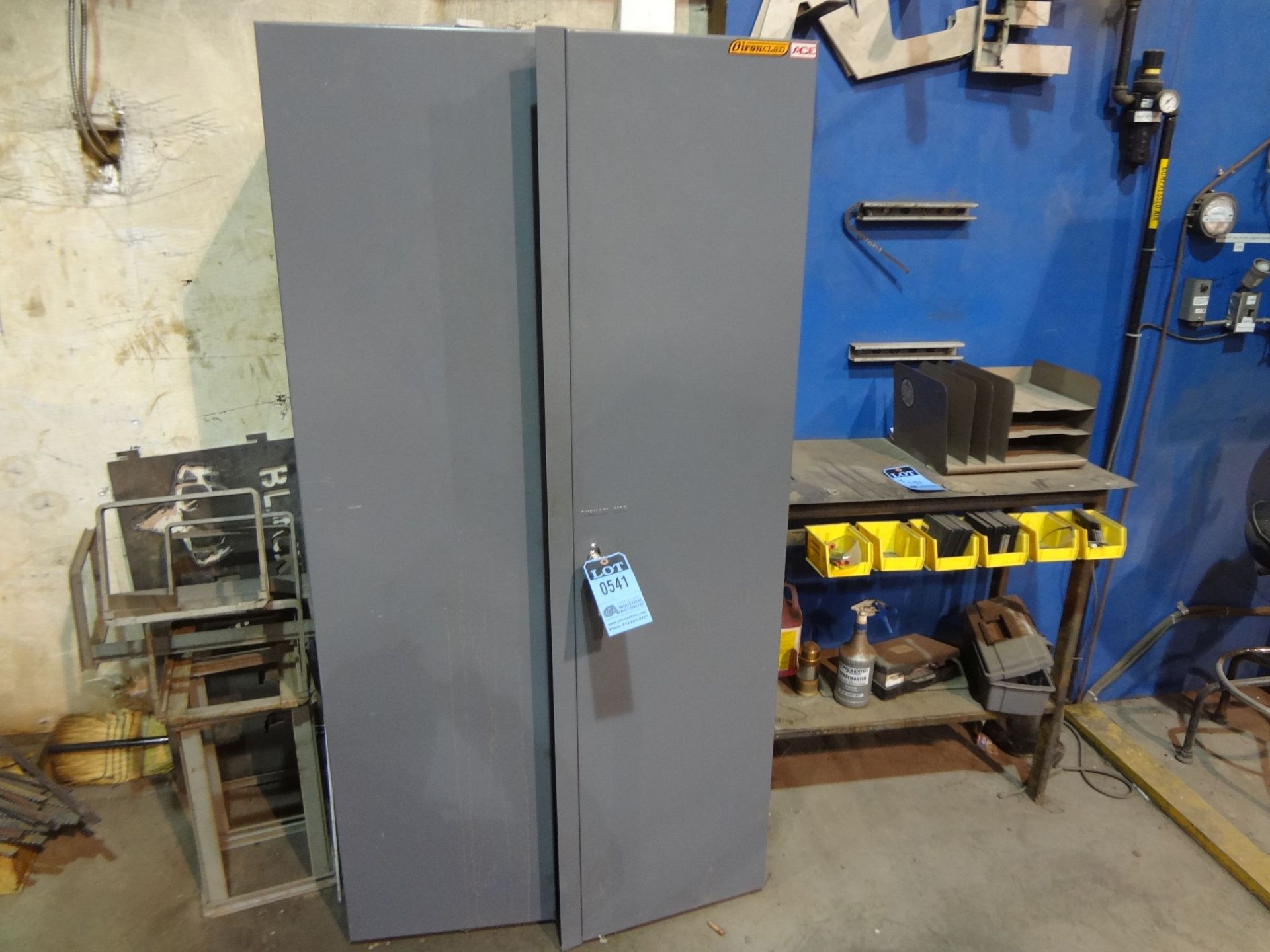 (LOT) STORAGE CABINET WITH MESSER ACCESSORIES