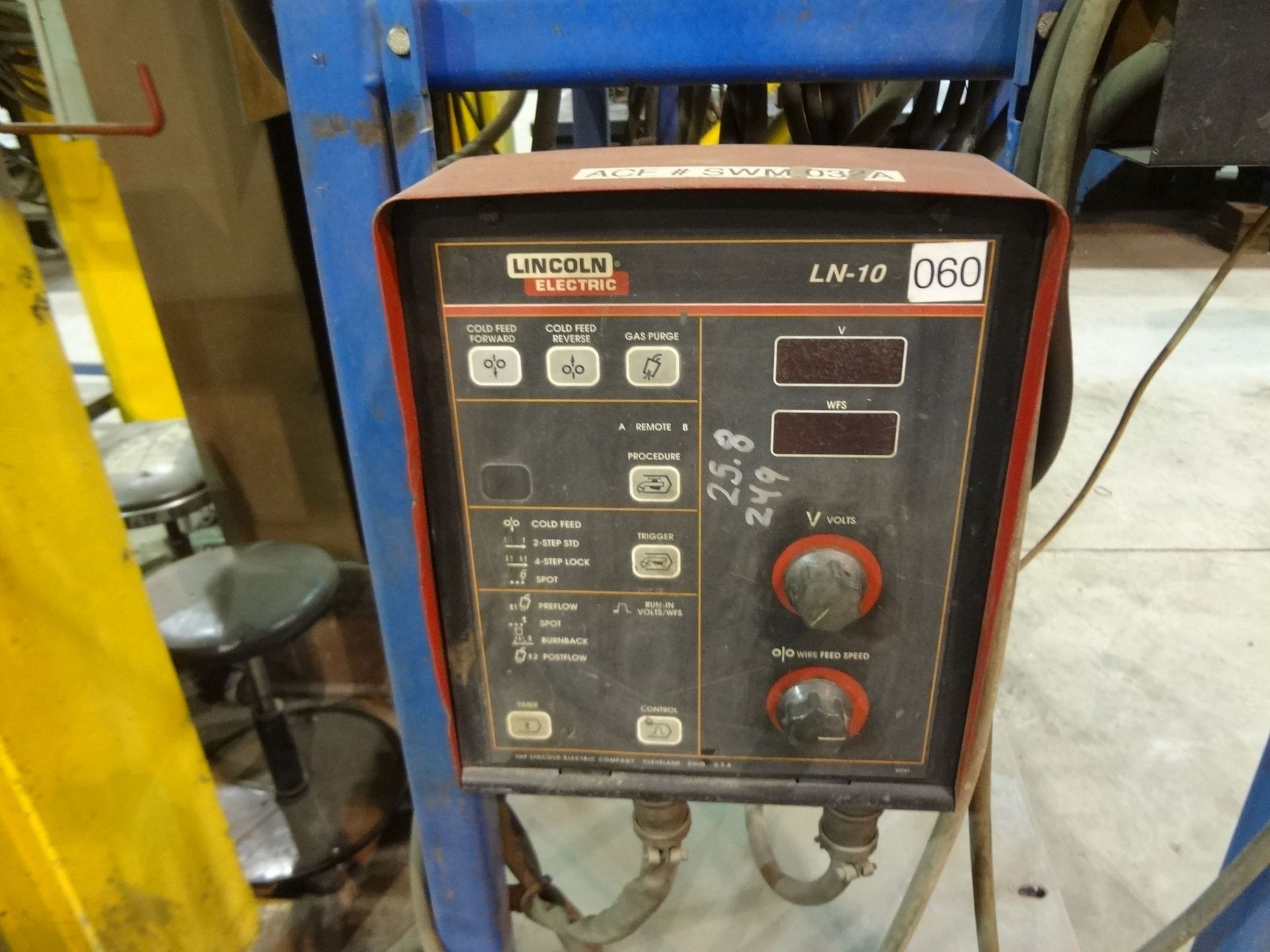 LINCOLN CV-655 WELDING SYSTEM WITH POWER SOURCE, BOOM ON STAND, LINCOLN LN-10 WIRE FEEDER - Bild 5 aus 6