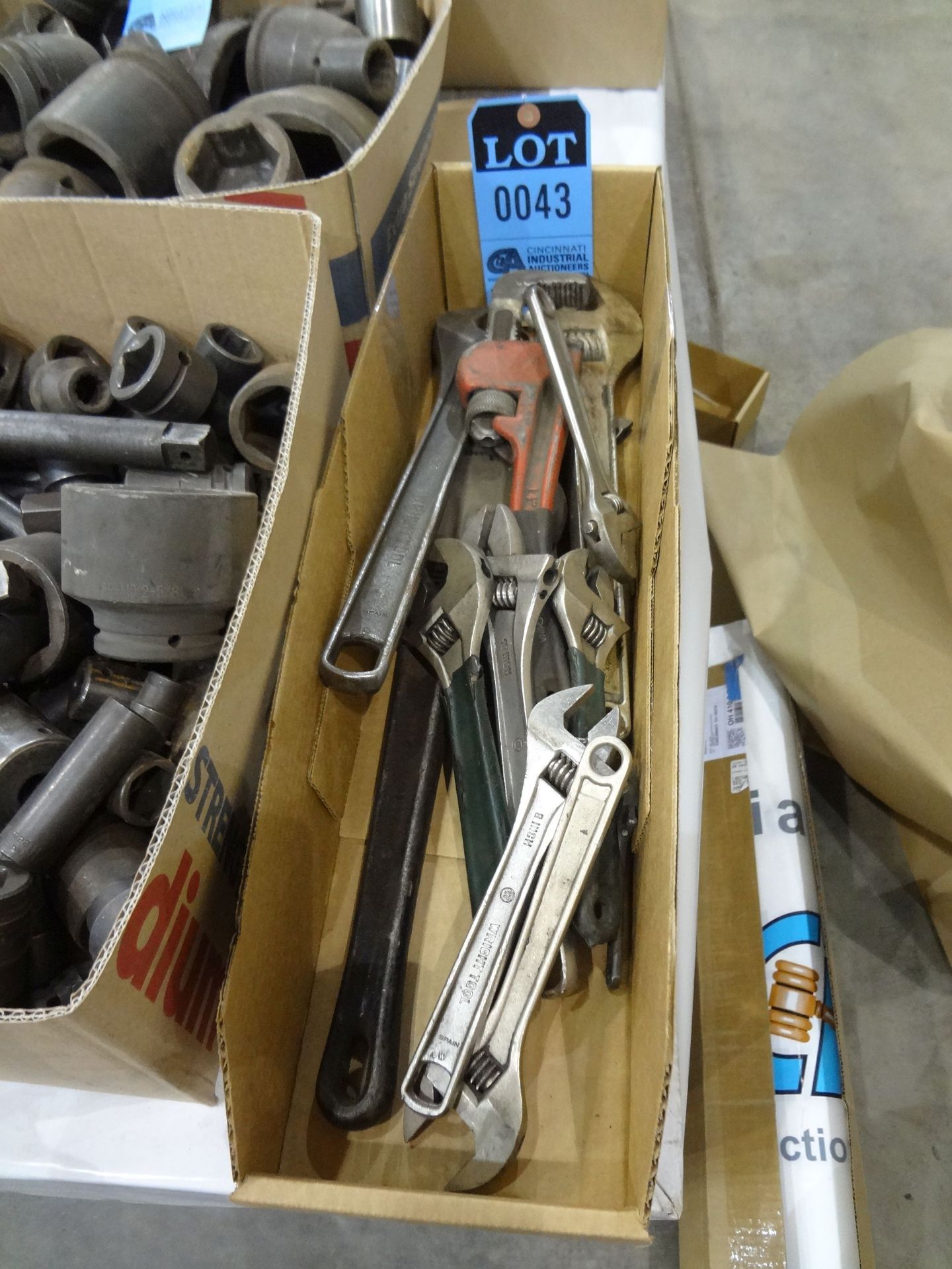 (LOT) PIPE AND CRESCENT WRENCHES