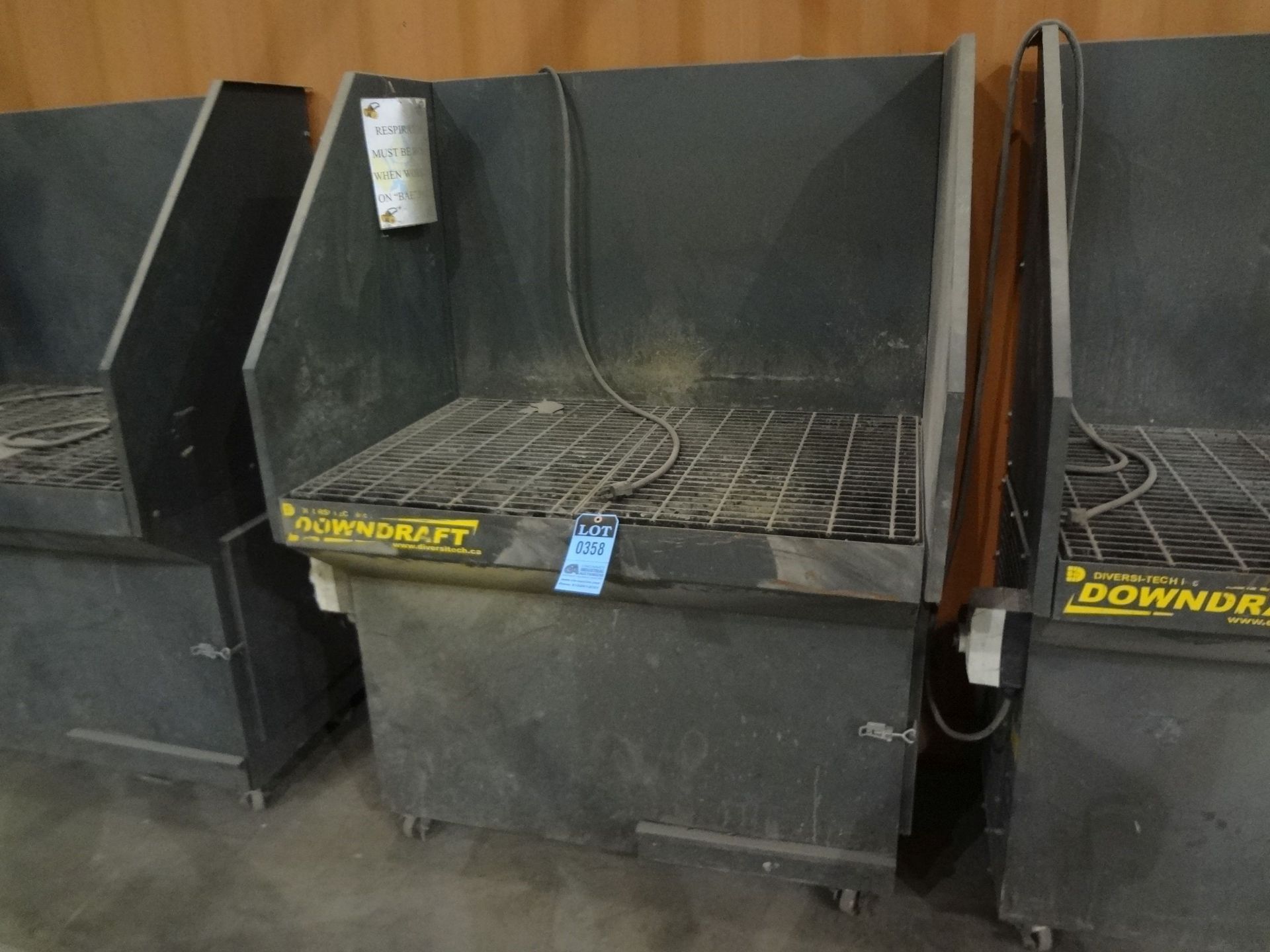 32" X 48" DIVERSI-TECH, INC. DOWNDRAFT MOBILE STEEL GRATING WELDING BOOTH