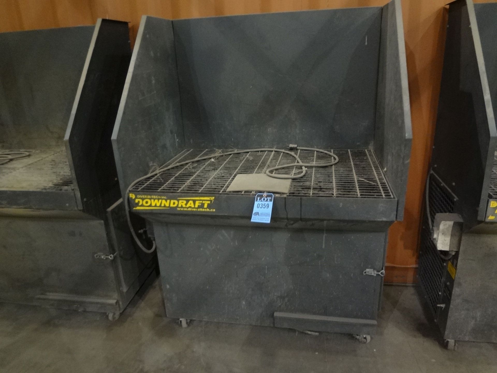 32" X 48" DIVERSI-TECH, INC. DOWNDRAFT MOBILE STEEL GRATING WELDING BOOTH