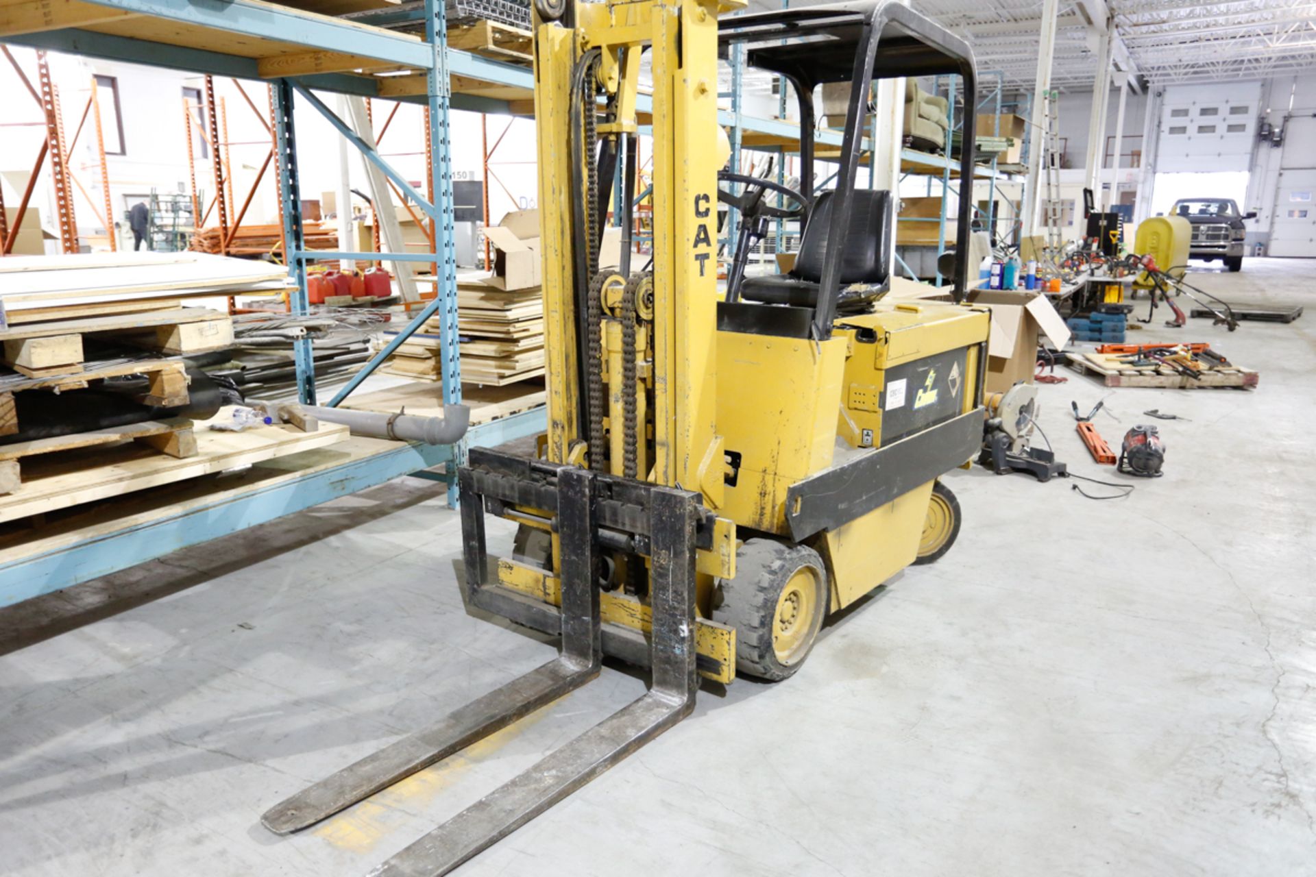 CATERPILLAR ELECTRIC FORKLIFT MOD MC60B, 6350 LBS CAP., 124" LIFT HEIGHT, 2-STAGE, SIDESHIFT, 7420 - Image 2 of 4