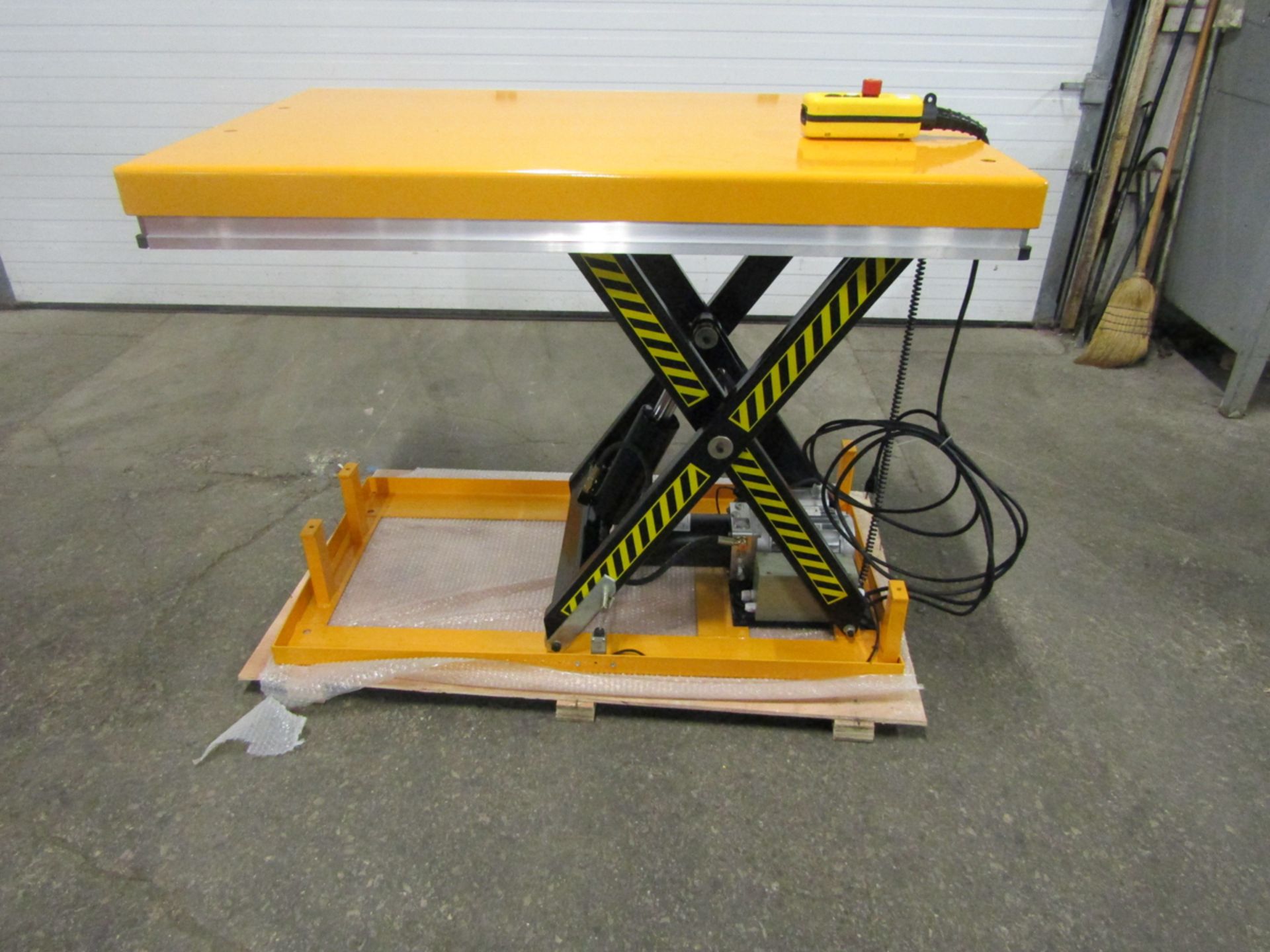 "NEW" OMNI HYDRAULIC LIFT TABLE 32" X 52" X 40" LIFT - 2000LBS CAPACITY - 115V (LOCATED IN HAMILTON,