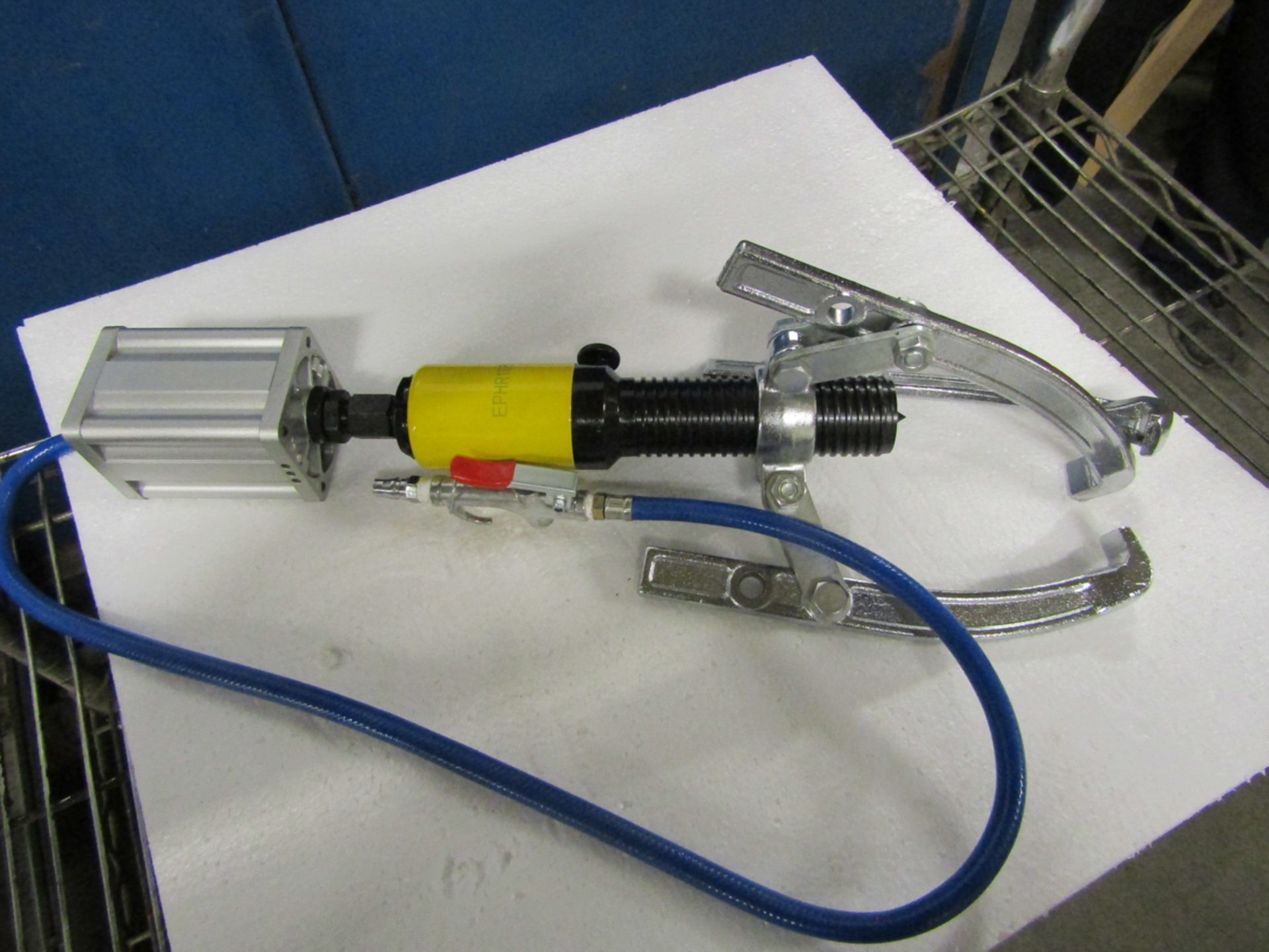 "NEW" MODEL EPHR108 PNEUMATIC / AIR OVER HYDRAULIC BEARING PULLER WITH 5 TON CAPACITY (LOCATED IN