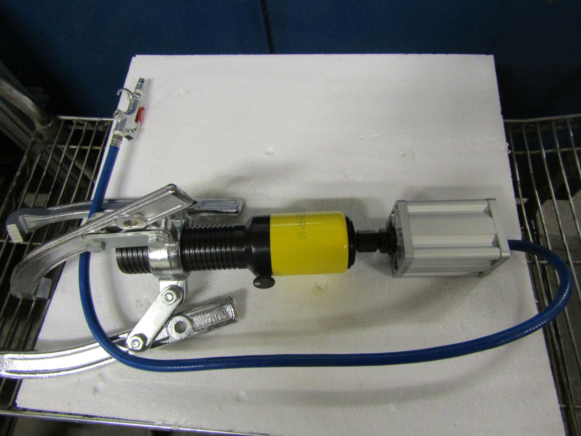 "NEW" MODEL EPHR110 PNEUMATIC / AIR OVER HYDRAULIC BEARING PULLER WITH 10 TON CAPACITY (LOCATED IN