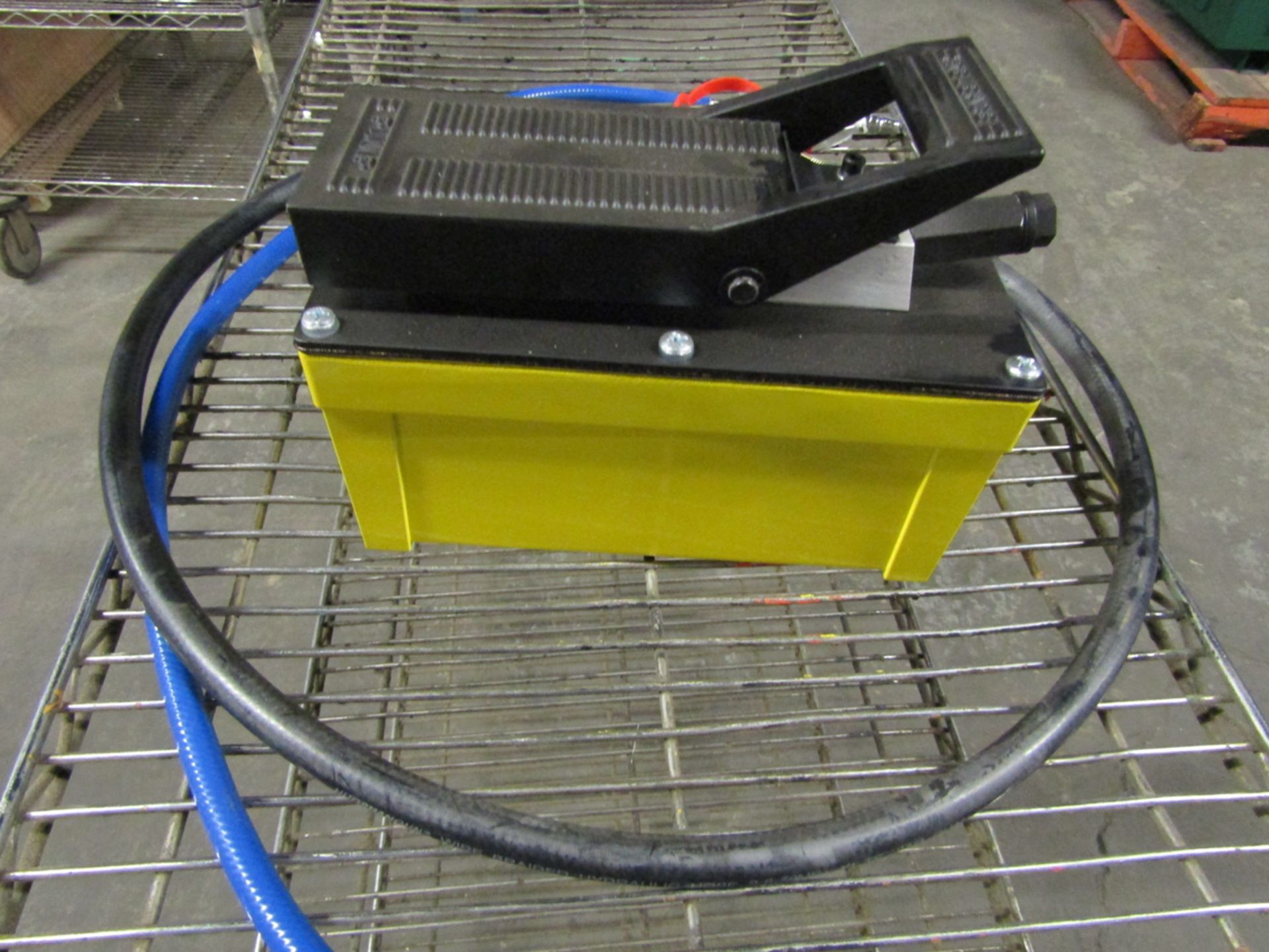 "NEW" HYDRAULIC FOOT PEDAL PUMP TYPE (LOCATED IN HAMILTON, ON)