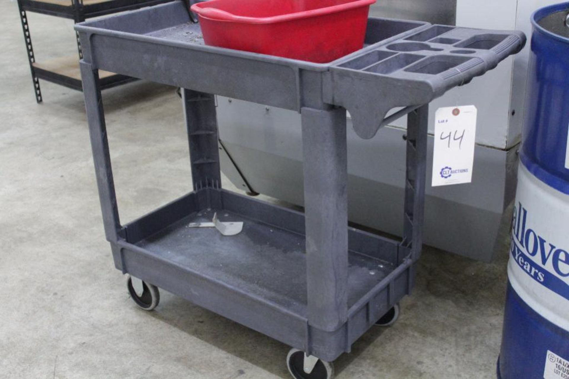 Rubber maid cart, Size: 40'W X 17"D X 34"H