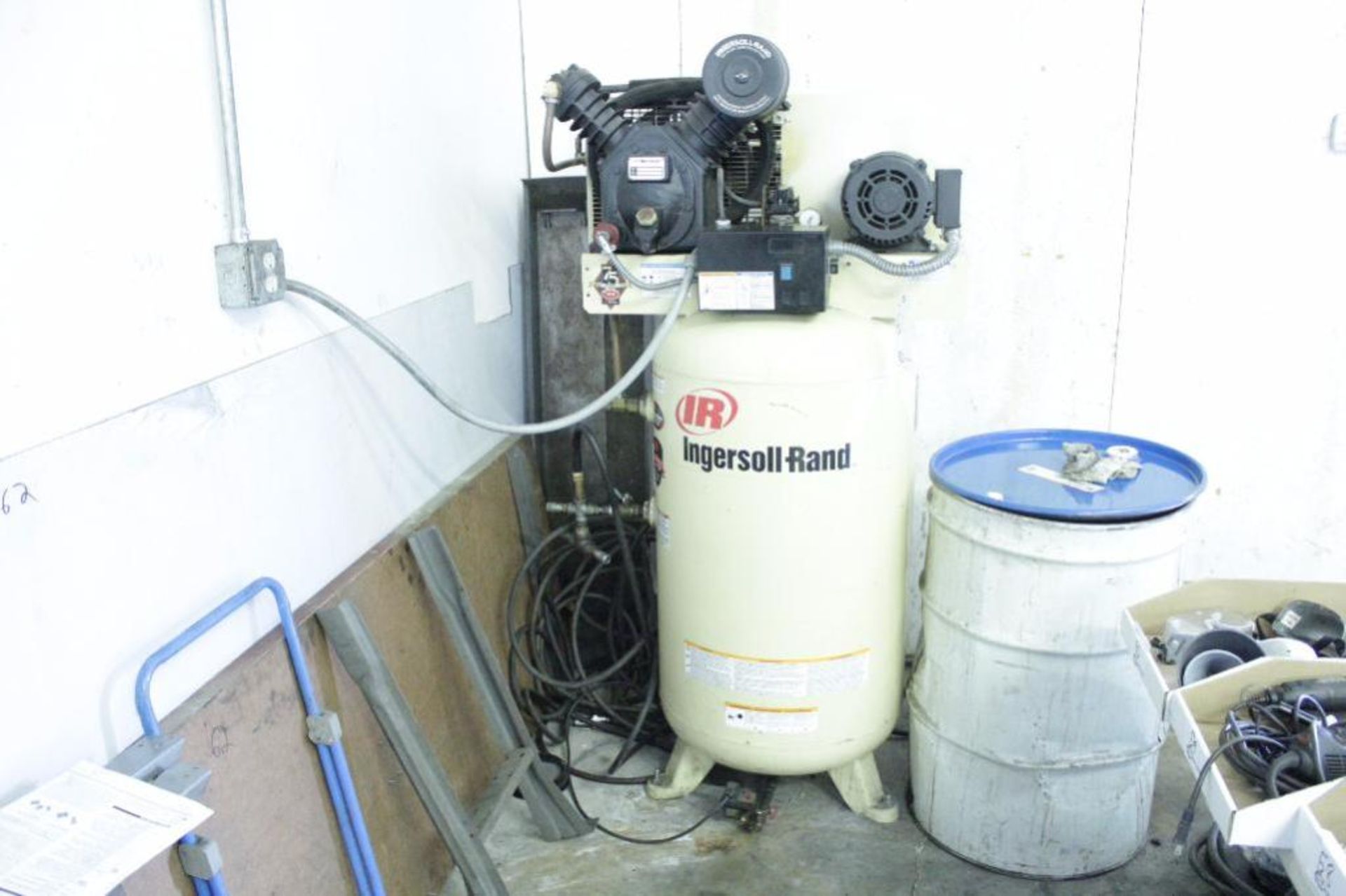 Ingersoll-Rand 7.5 HP Vertical Air Compressor - Image 7 of 7