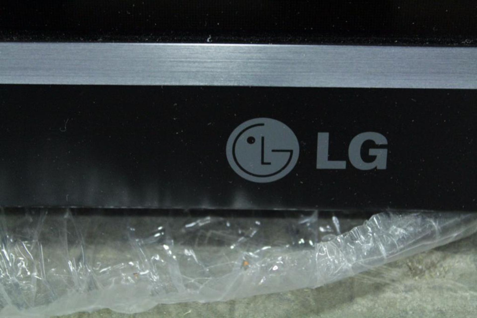 LG Flatron 65" LCD Monitor Model M6503CG - Image 4 of 4