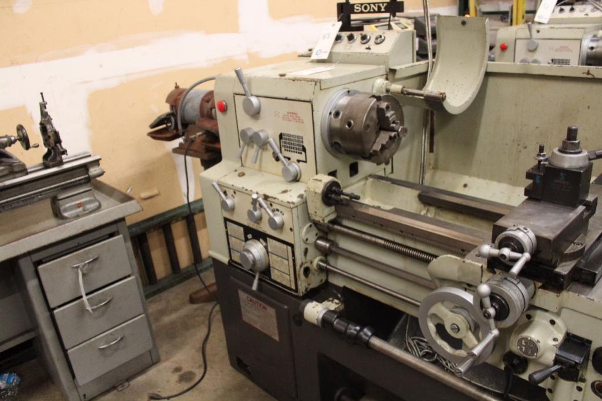 Victor 1640B Engine Lathe - Image 5 of 19