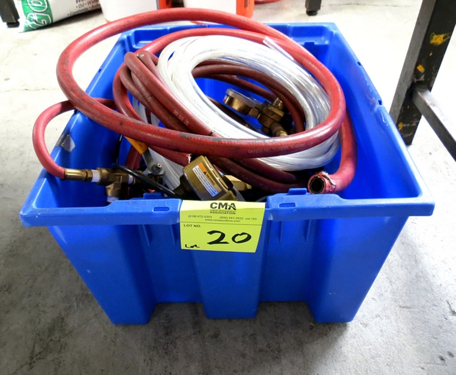 LOT OF REGULATORS AND AIR HOSES