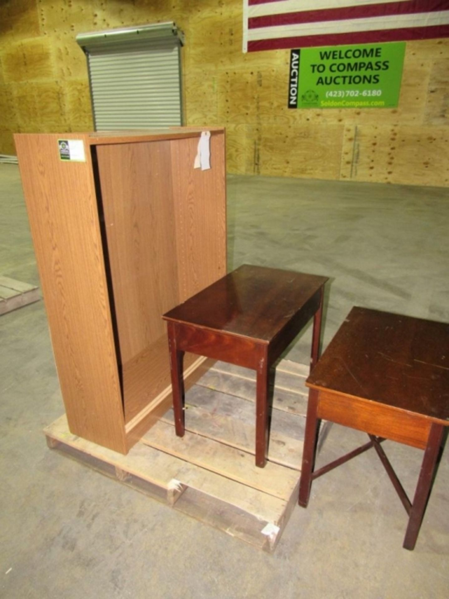 Book Case and End Tables- ***Located in Chattanooga, TN*** 10% Buyers Premium (1) Book Case 3' x - Image 3 of 3