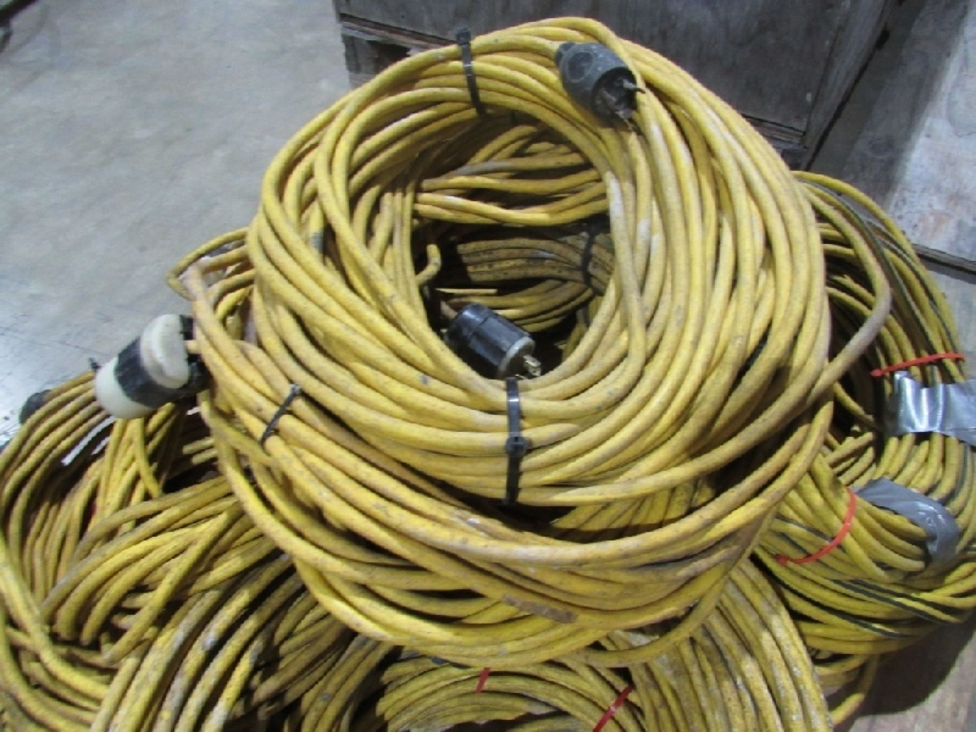 (qty - 50) Twist Lock Extension Cords- ***Located in Chattanooga, TN*** MFR - Unknown 10' to 20' - Bild 4 aus 7