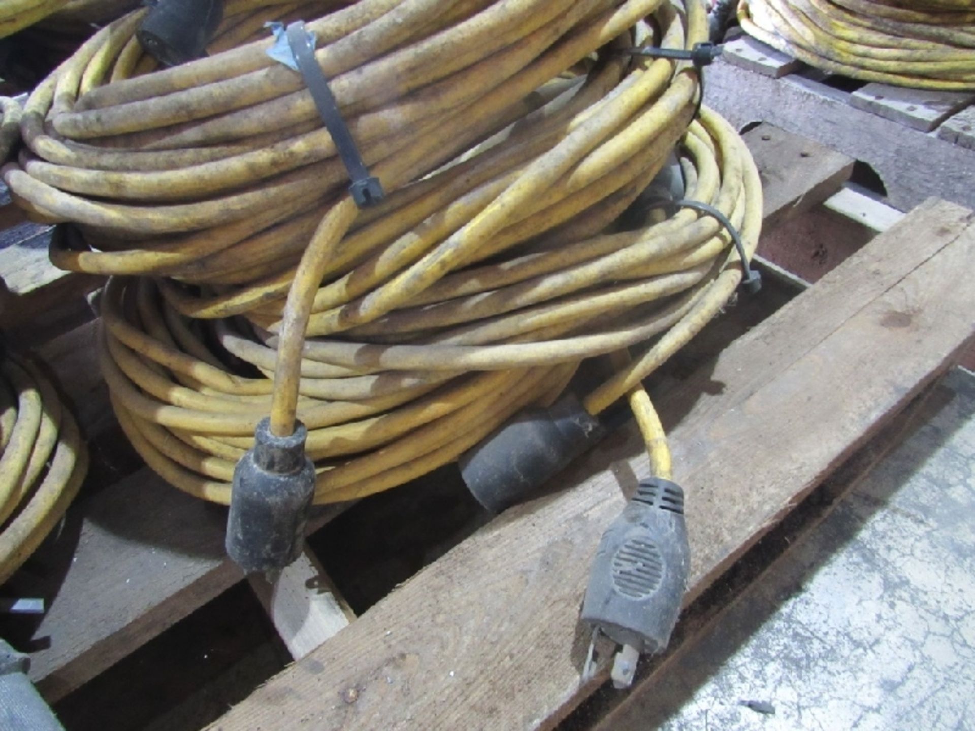 (qty - 50) Twist Lock Extension Cords- ***Located in Chattanooga, TN*** MFR - Unknown 10' to 20' - Bild 6 aus 8