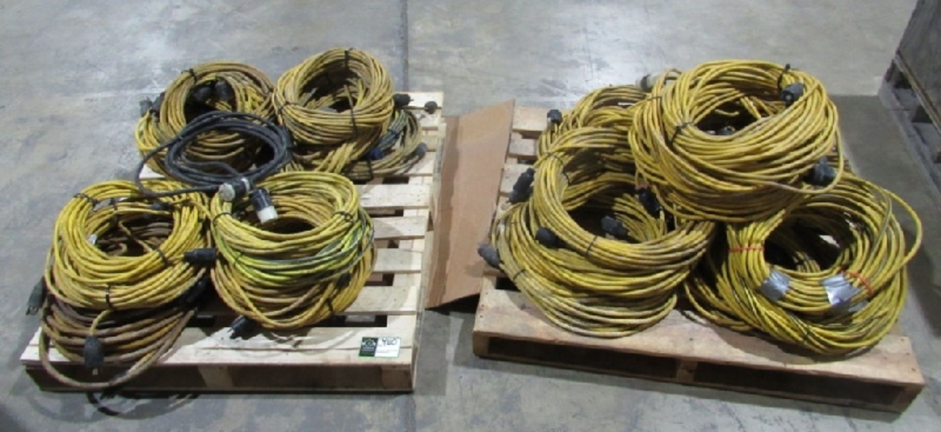 (qty - 50) Twist Lock Extension Cords- ***Located in Chattanooga, TN*** MFR - Unknown 10' to 20'