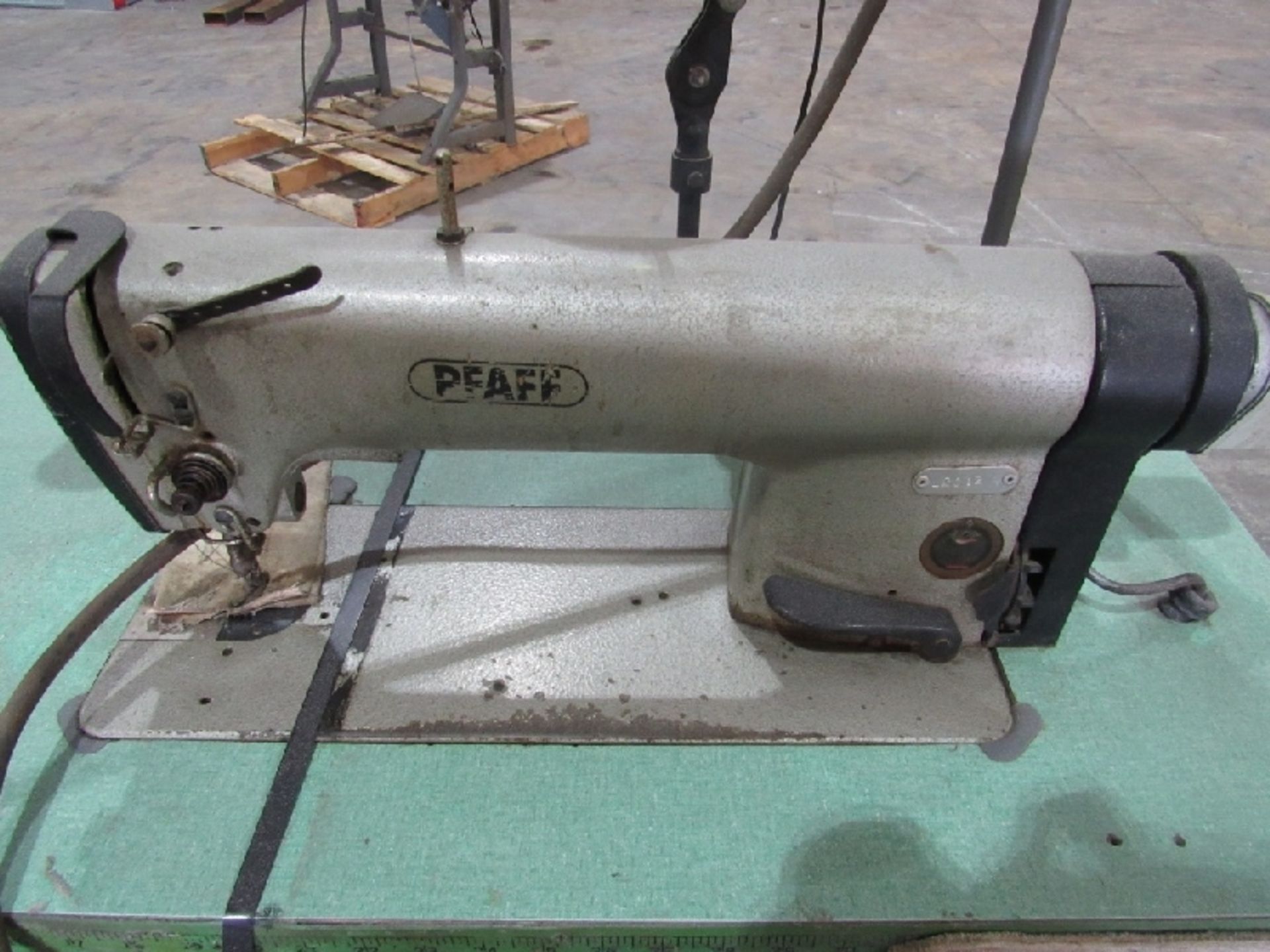 Industrial Sewing Machine- ***Located in Chattanooga, TN*** MFR - Pfaff 220 Volts 2.6 Amps 4' x - Bild 7 aus 7