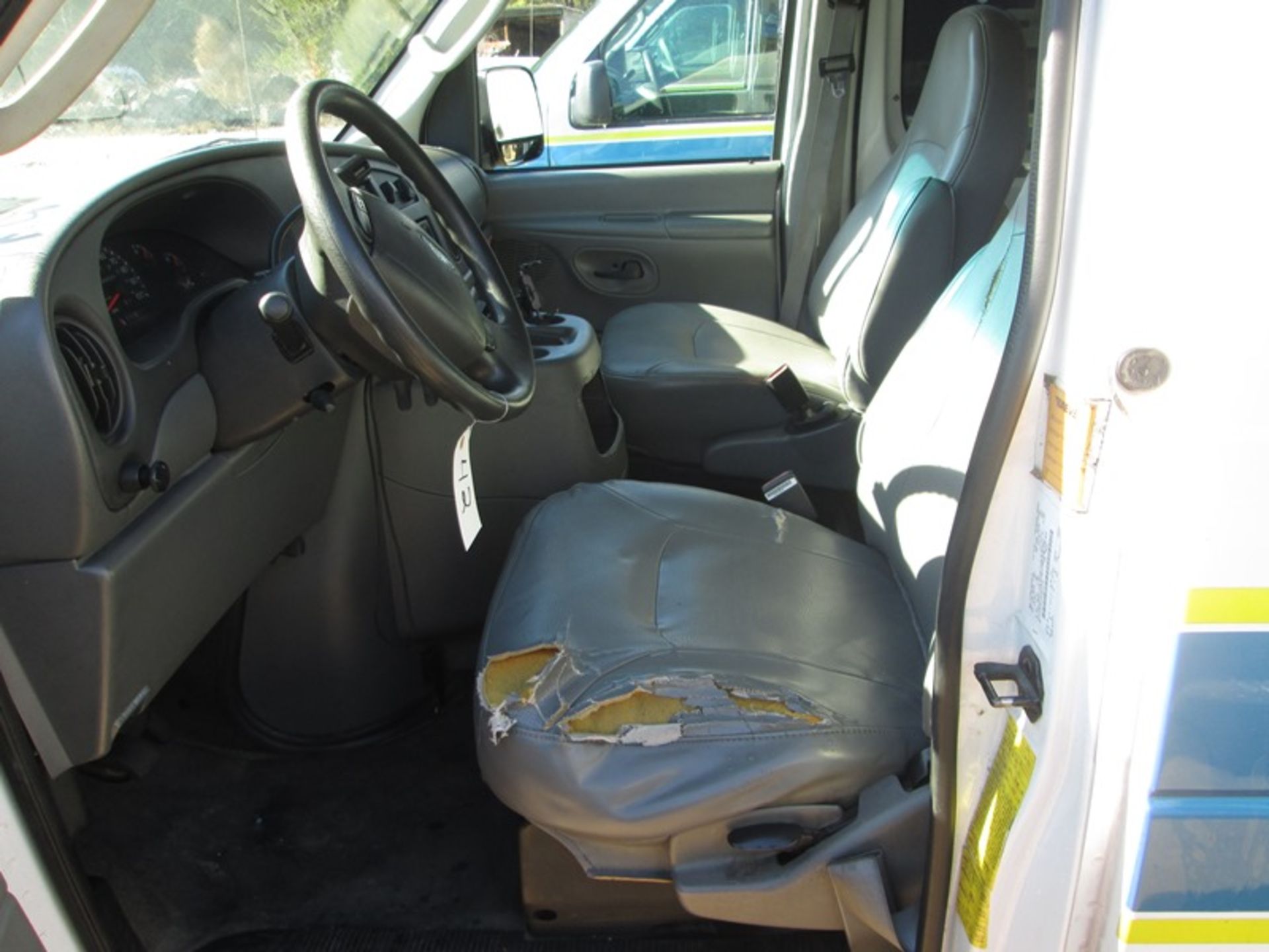 2003 FORD E250 GAS WHEEL CHAIR AEV VIN #1FTNS24233HB54196 360,023 MILES UNIT #W-7 AEV VIN # - Image 5 of 6