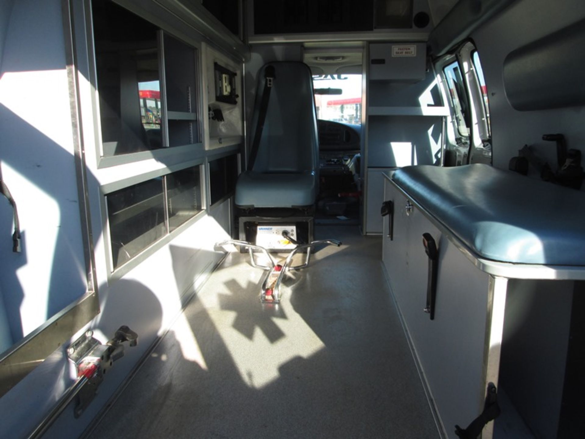 "2007 FORD E350 DSL WHEEL COACH - Image 6 of 6