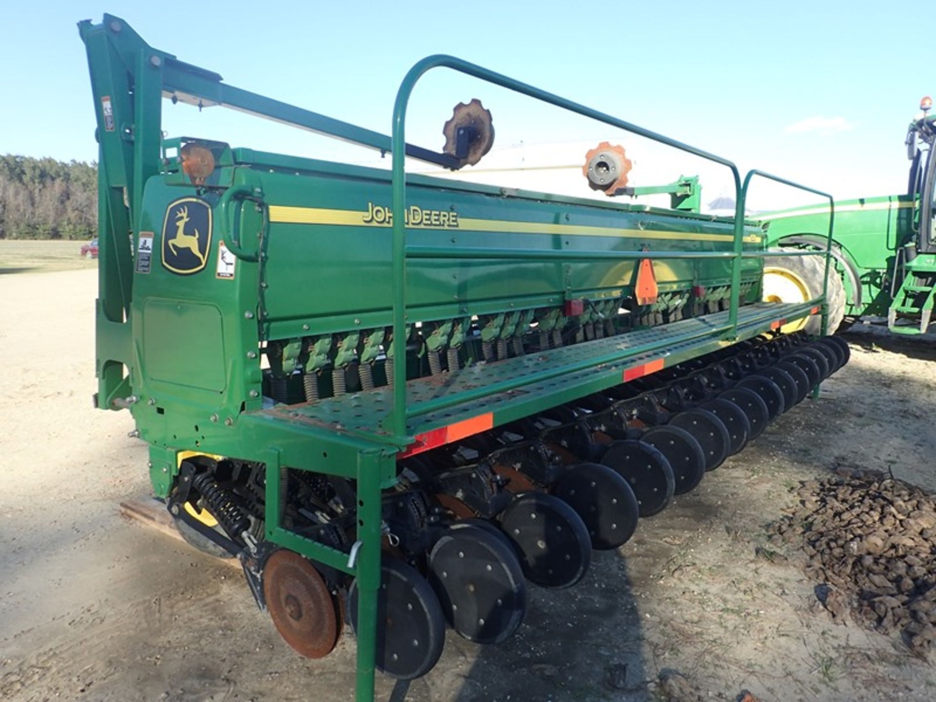 JD 1520 20' seed drill Ser# A01520X735106 Hyd row markers Hyd row markers - Image 2 of 4