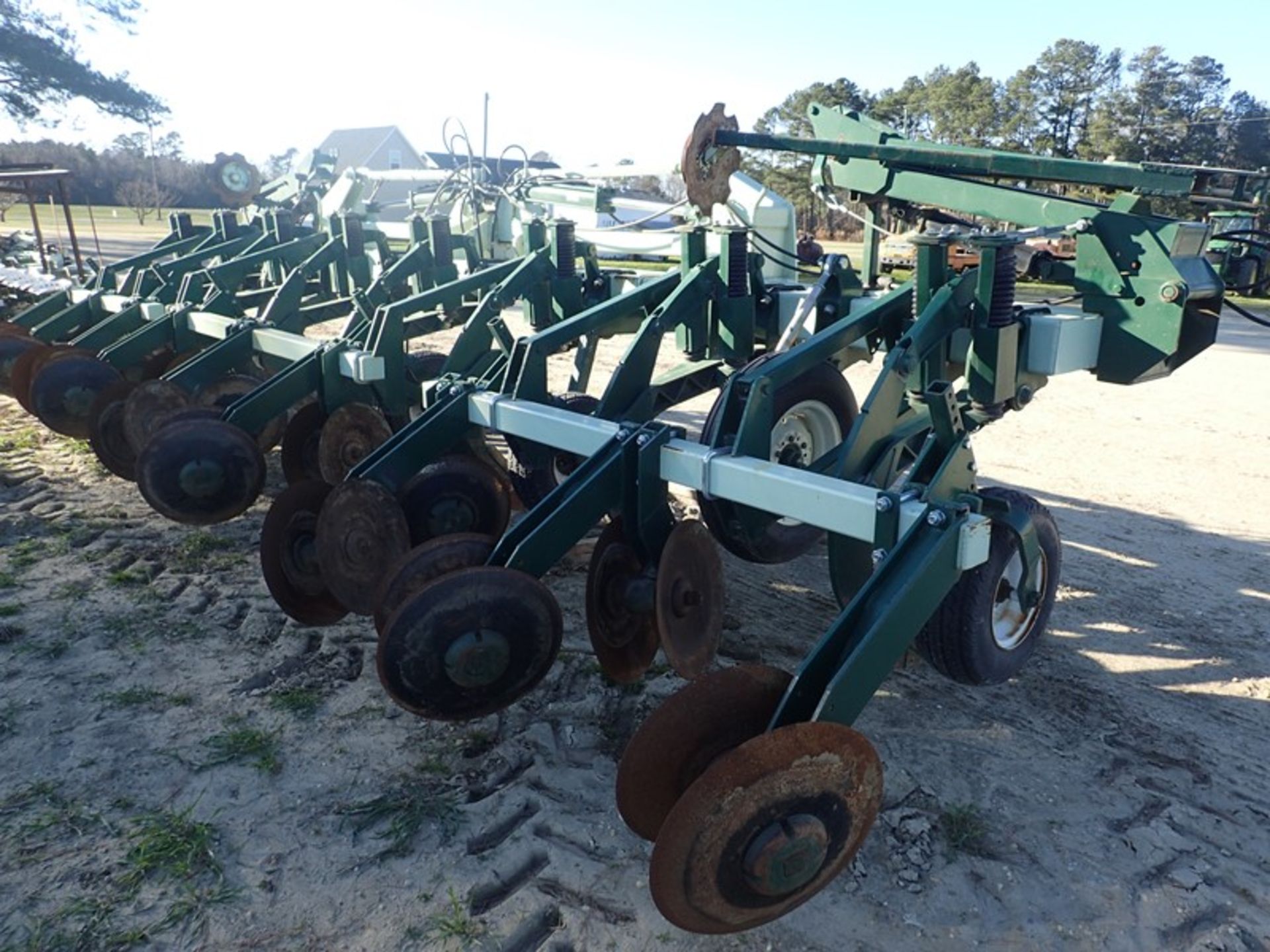 2015 KMC 8 row 6800 ripper bedder stack fold Hydraulic row markers 40" Ser# 87744 Hydraulic row - Image 3 of 4
